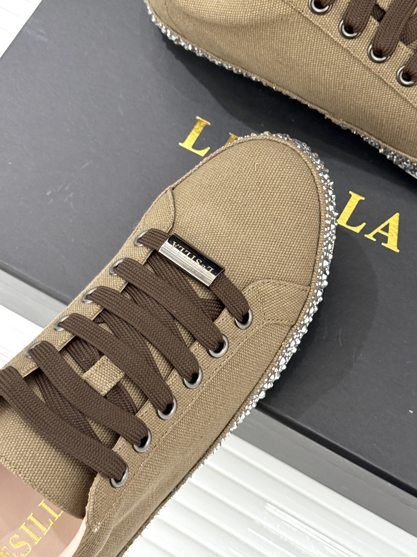 Le Silla26WF新品水钻帆布鞋板鞋把意式红毯星光揉进日常步履经典板鞋廓形藏住随性松弛鞋底缀以水钻
