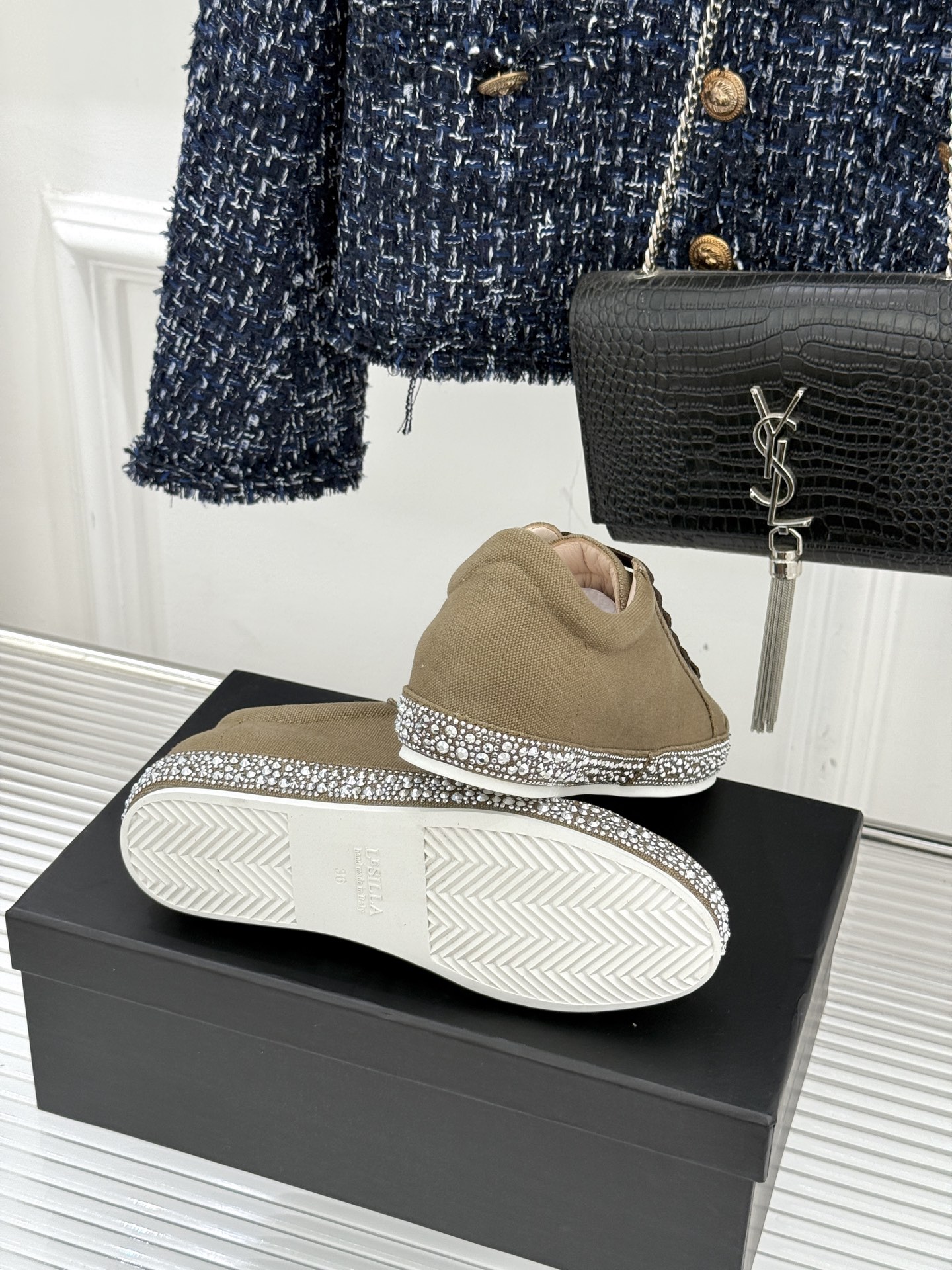 Le Silla26WF新品水钻帆布鞋板鞋把意式红毯星光揉进日常步履经典板鞋廓形藏住随性松弛鞋底缀以水钻