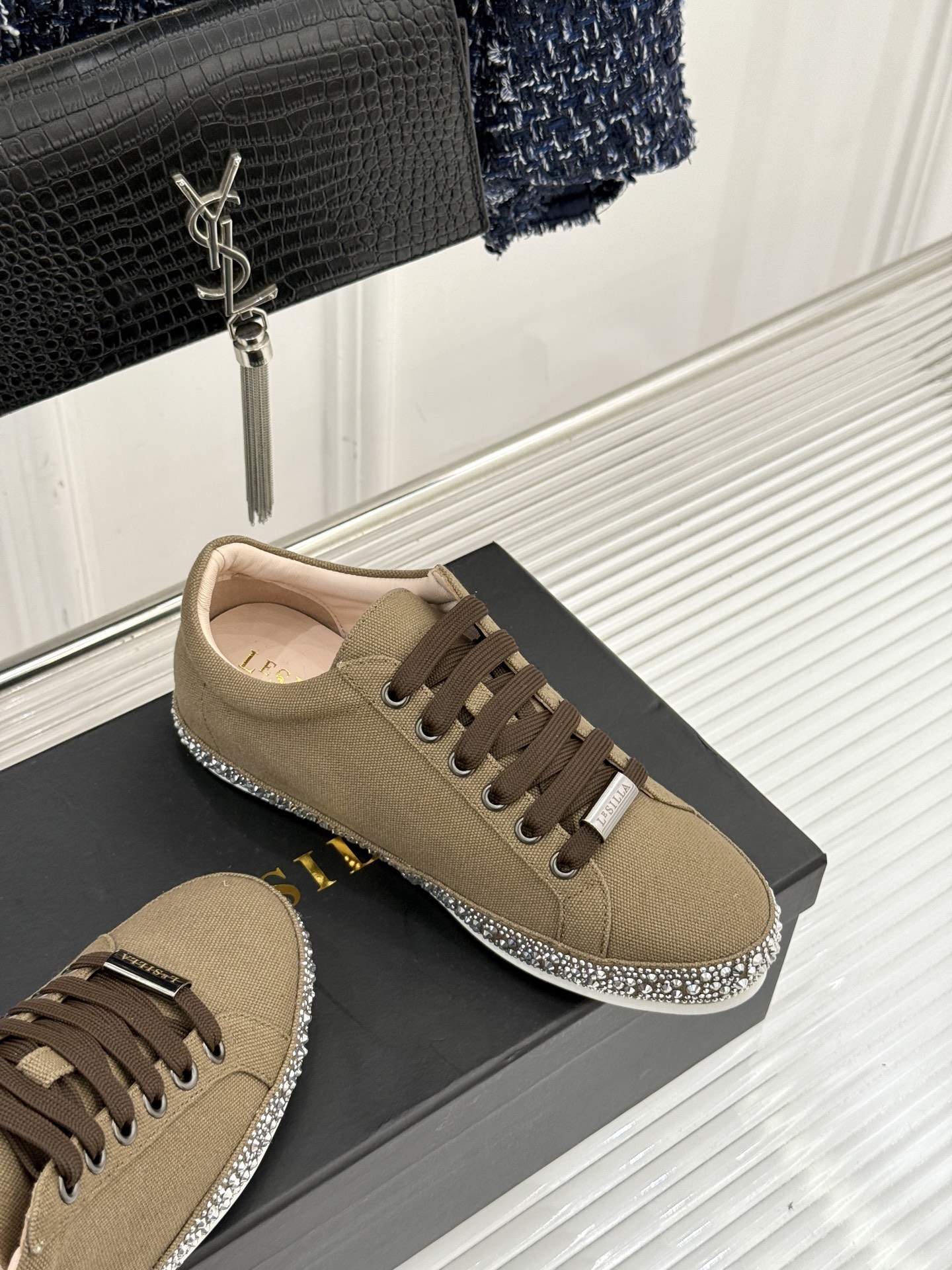 Le Silla26WF新品水钻帆布鞋板鞋把意式红毯星光揉进日常步履经典板鞋廓形藏住随性松弛鞋底缀以水钻