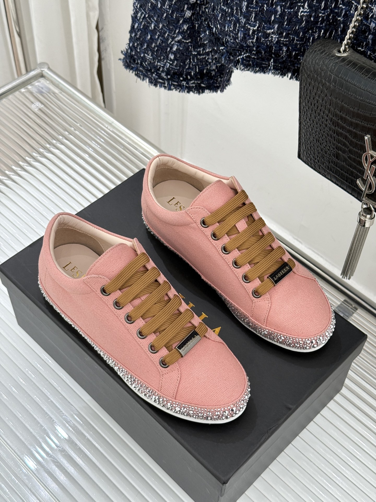 Le Silla26WF新品水钻帆布鞋板鞋把意式红毯星光揉进日常步履经典板鞋廓形藏住随性松弛鞋底缀以水钻