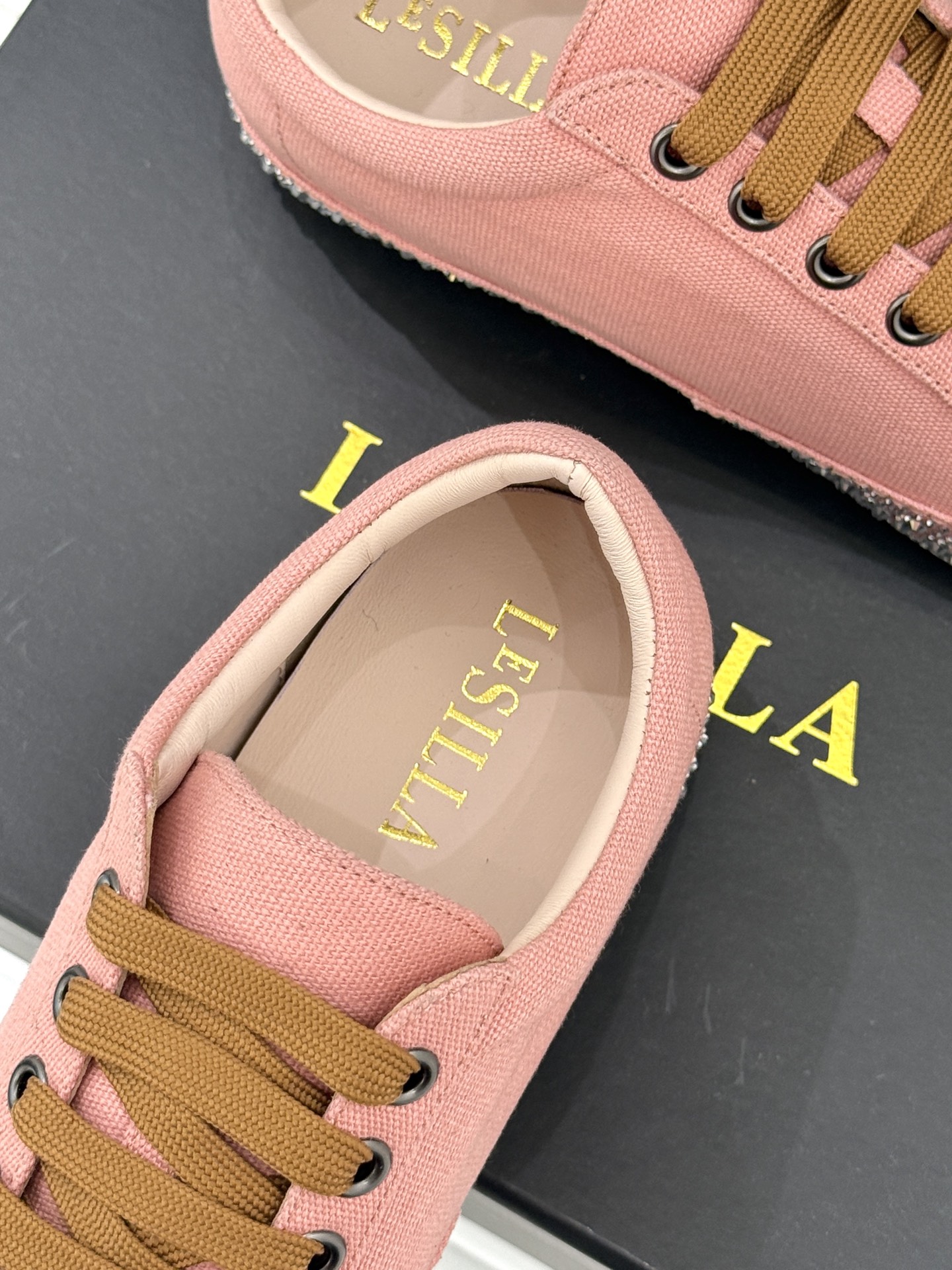 Le Silla26WF新品水钻帆布鞋板鞋把意式红毯星光揉进日常步履经典板鞋廓形藏住随性松弛鞋底缀以水钻