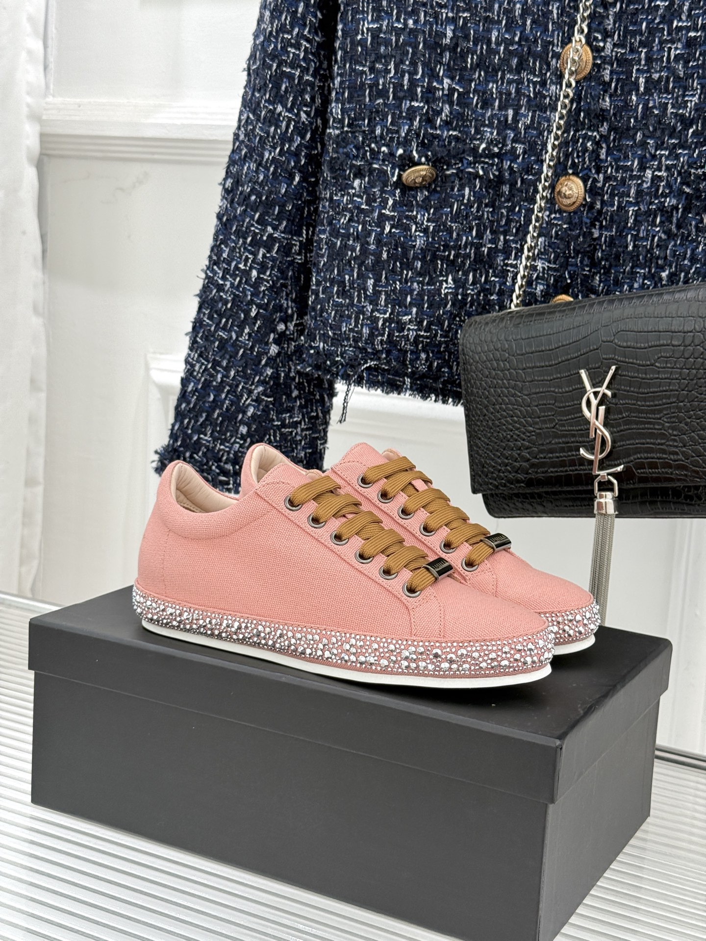 NO:707233,Le Silla26WF's new rhinestone canvas sneakers bring the Italian red carpet starlight into daily walks. The classic sneaker silhouette hides casual relaxation. The soles are hand-embellished with rhinestones, which reflect fine sparkles in the light. The classic sneaker shape will never go out of style. The soft elastic sole supports a free gait. It maintains show-level sophistication and is suitable for daily casualness. Every step brings its own Italian modern aura. The fabric is made of original custom canvas.  Original molded non-slip outsole size35-39 (customized on 4/41), casual shoes/sports shoes, sneakers19860909Le Silla26WF新品水钻帆布鞋板鞋 把意式红毯星光揉进日常步履 经典板鞋廓形藏住随性松弛 鞋底缀以水钻手工嵌缀 光线下折射细碎华光 经典板鞋型永不过时 软弹鞋底承托自在步态 既保有秀场级精致 又适配日常随性 每步都自带意式摩登气场. 面料采用原版定制帆布 原版开模防滑大底 size35-39（4/41定制）,休闲鞋/运动鞋,sneakers,Women's Shoes