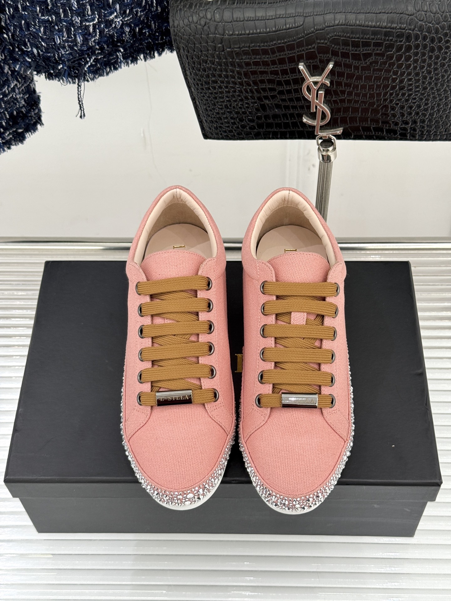 Le Silla26WF新品水钻帆布鞋板鞋把意式红毯星光揉进日常步履经典板鞋廓形藏住随性松弛鞋底缀以水钻