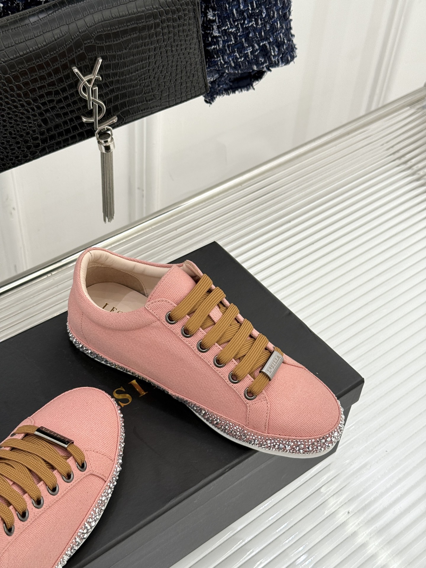 Le Silla26WF新品水钻帆布鞋板鞋把意式红毯星光揉进日常步履经典板鞋廓形藏住随性松弛鞋底缀以水钻