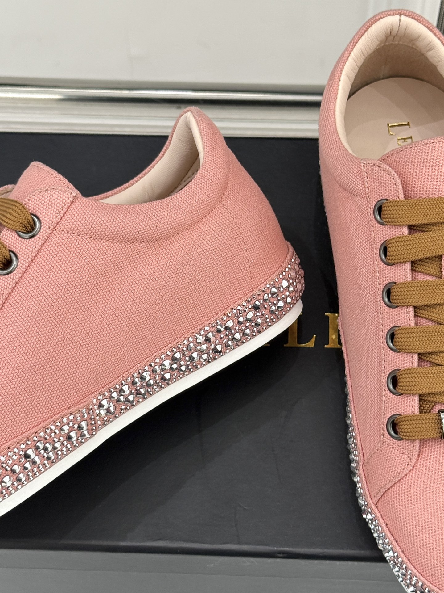 Le Silla26WF新品水钻帆布鞋板鞋把意式红毯星光揉进日常步履经典板鞋廓形藏住随性松弛鞋底缀以水钻