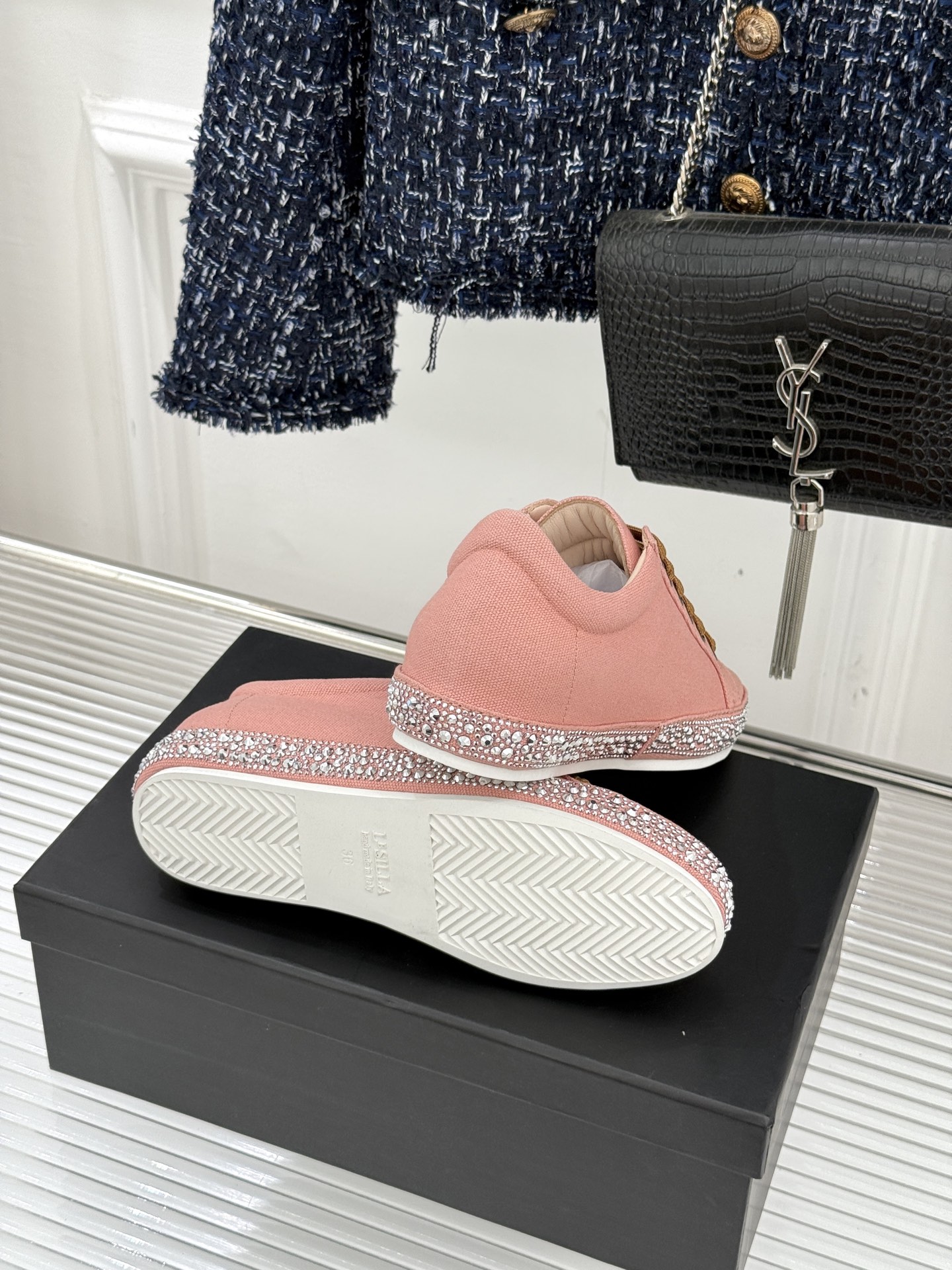 Le Silla26WF新品水钻帆布鞋板鞋把意式红毯星光揉进日常步履经典板鞋廓形藏住随性松弛鞋底缀以水钻