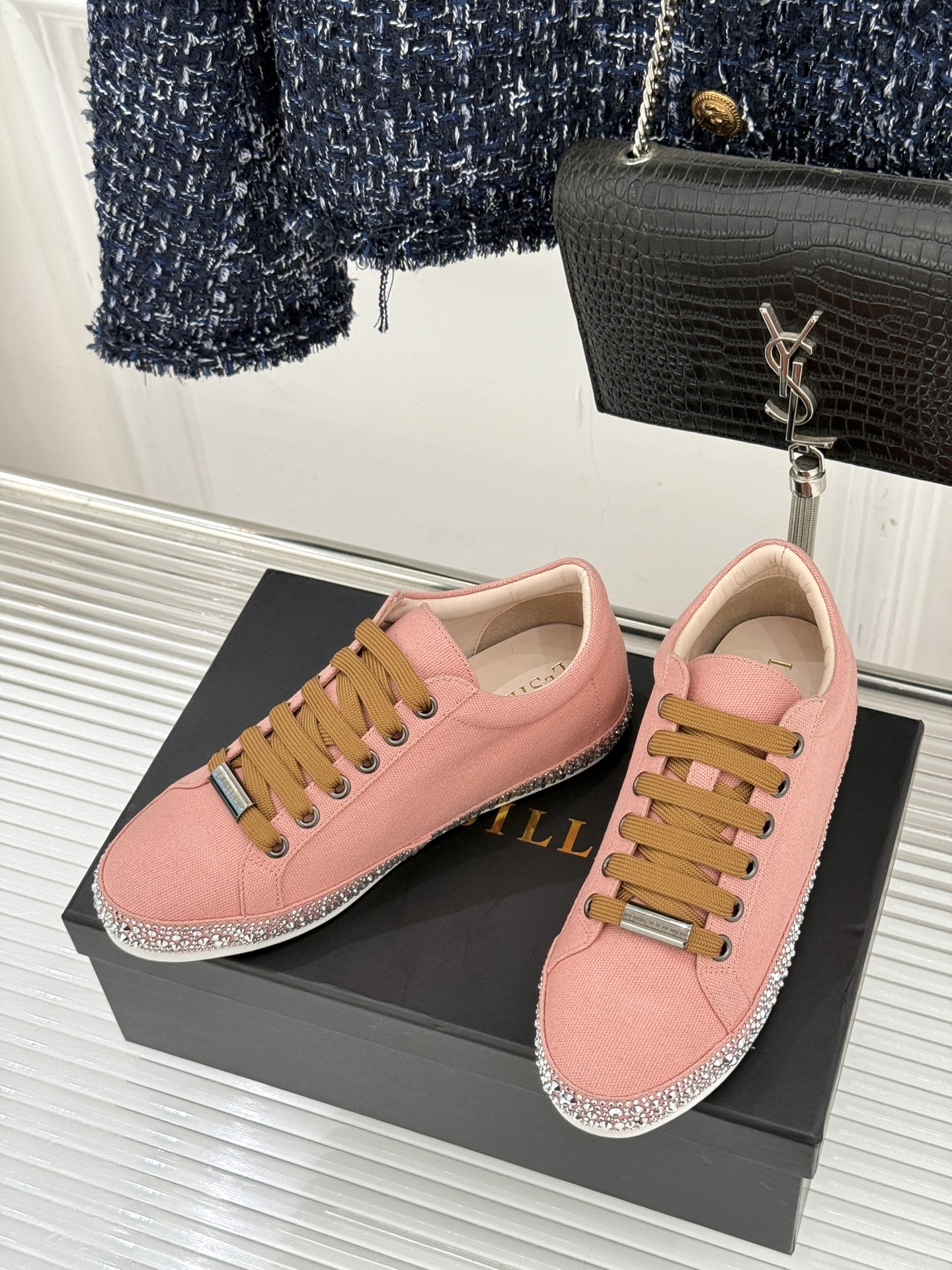 Le Silla26WF新品水钻帆布鞋板鞋把意式红毯星光揉进日常步履经典板鞋廓形藏住随性松弛鞋底缀以水钻