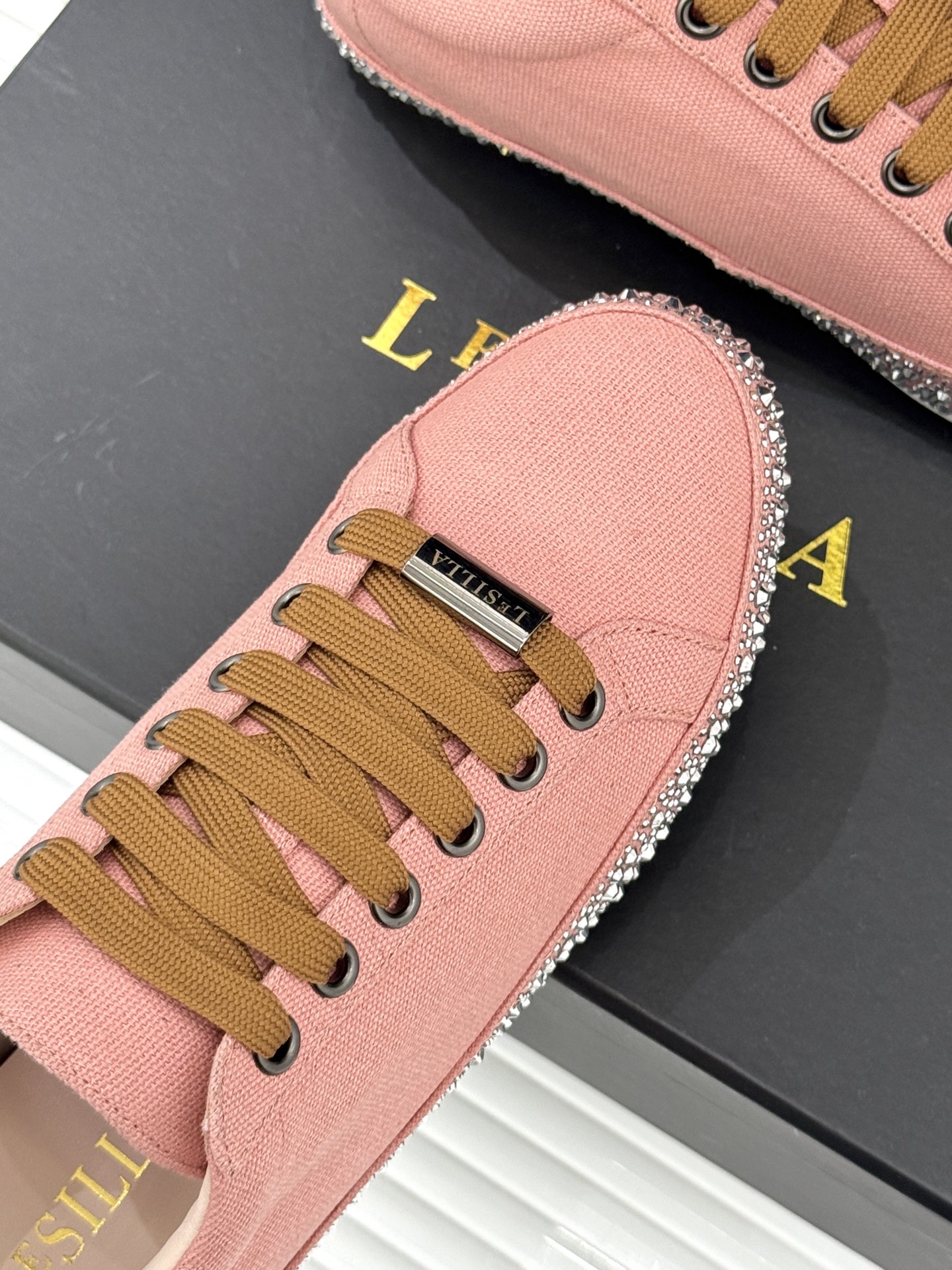 Le Silla26WF新品水钻帆布鞋板鞋把意式红毯星光揉进日常步履经典板鞋廓形藏住随性松弛鞋底缀以水钻