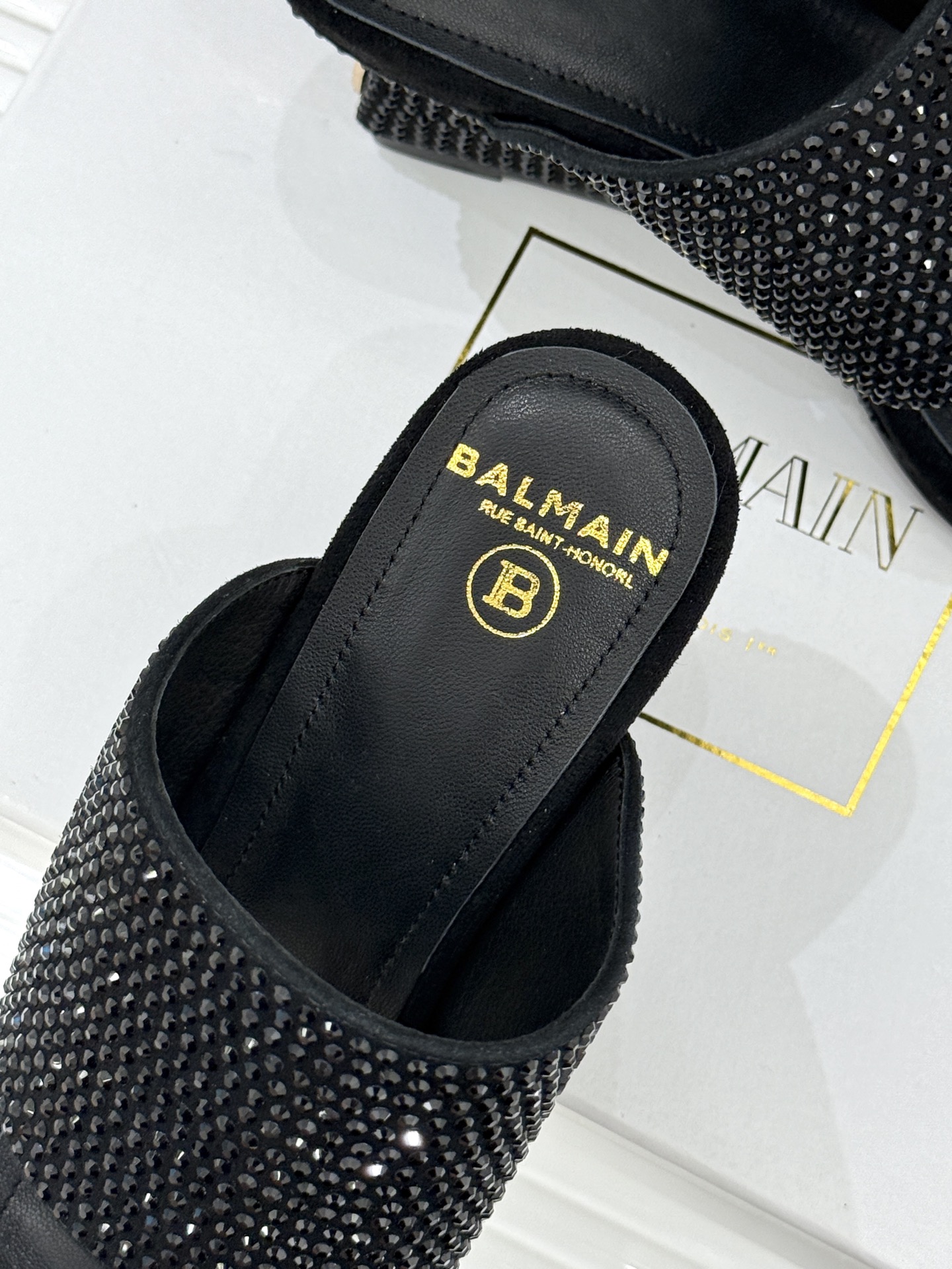 Balmain｜巴尔曼经典水钻坡跟高跟拖鞋以水钻为序 写就夏日奢雅。每颗水钻手工嵌缀牢固夺目极简廓形糅合