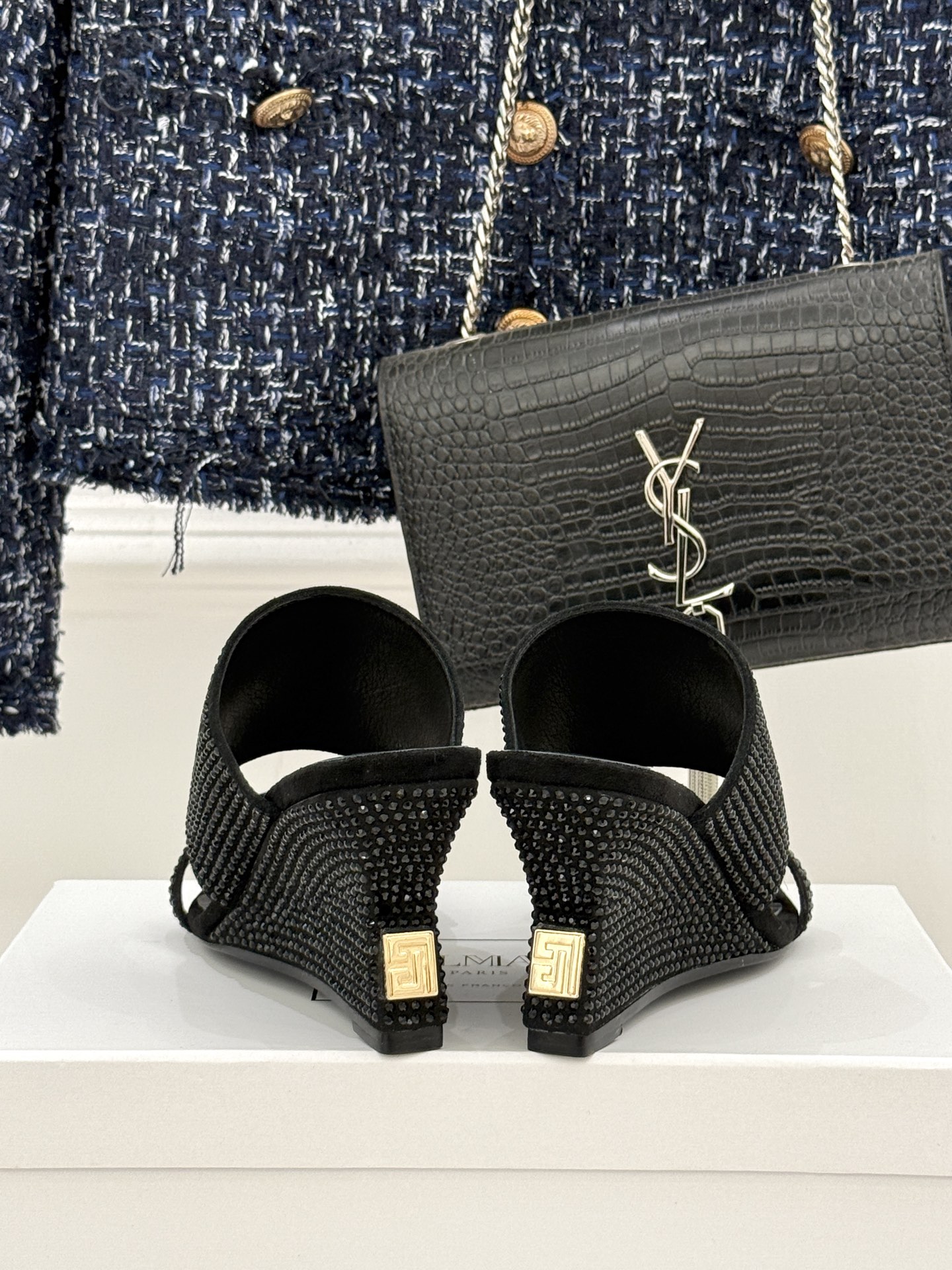 Balmain｜巴尔曼经典水钻坡跟高跟拖鞋以水钻为序 写就夏日奢雅。每颗水钻手工嵌缀牢固夺目极简廓形糅合