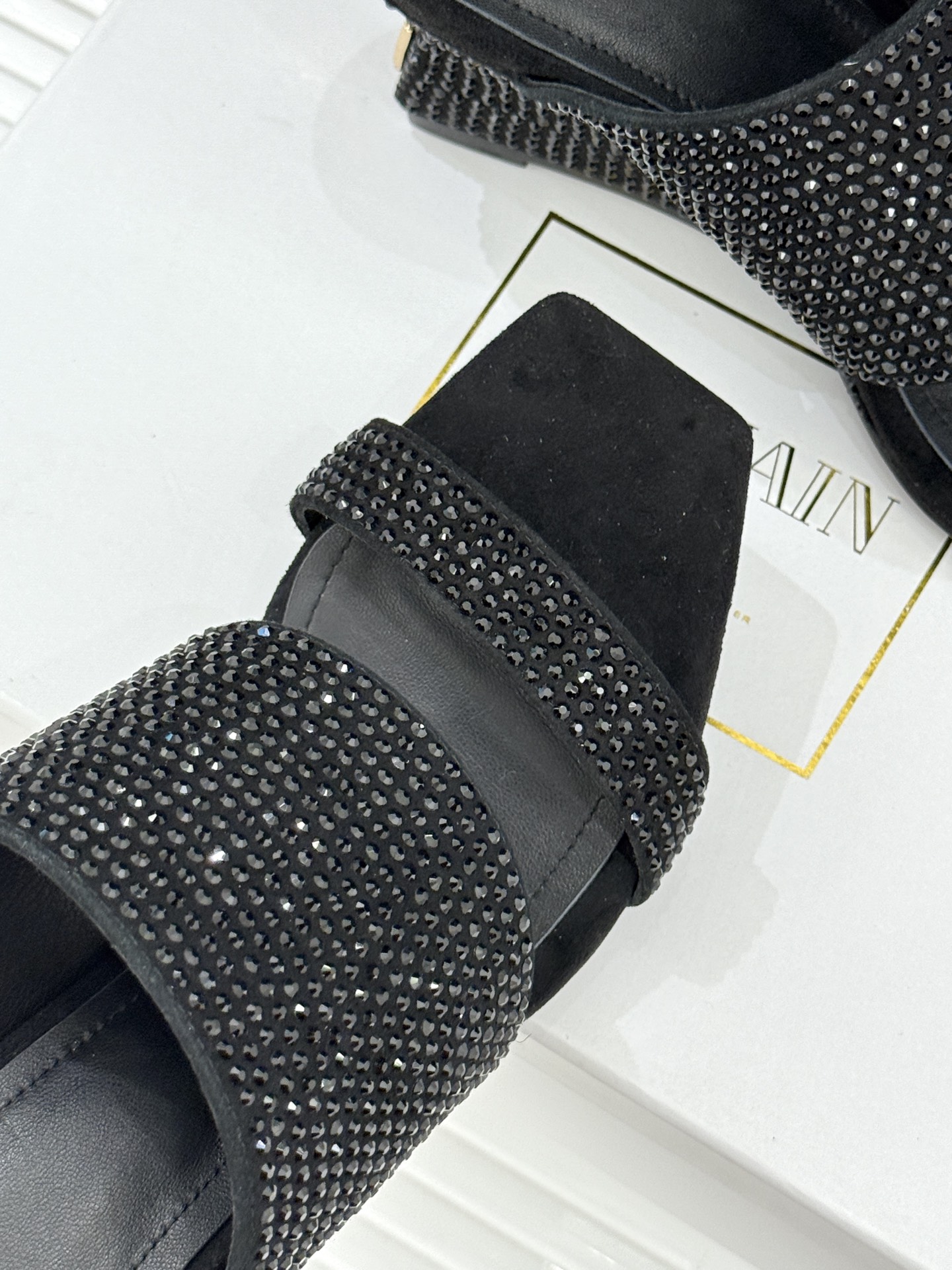 Balmain｜巴尔曼经典水钻坡跟高跟拖鞋以水钻为序 写就夏日奢雅。每颗水钻手工嵌缀牢固夺目极简廓形糅合