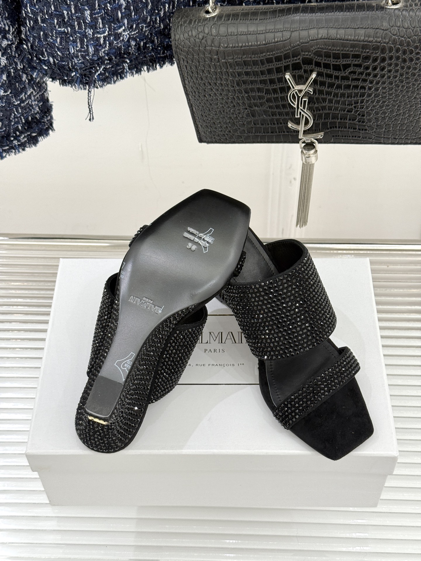 Balmain｜巴尔曼经典水钻坡跟高跟拖鞋以水钻为序 写就夏日奢雅。每颗水钻手工嵌缀牢固夺目极简廓形糅合