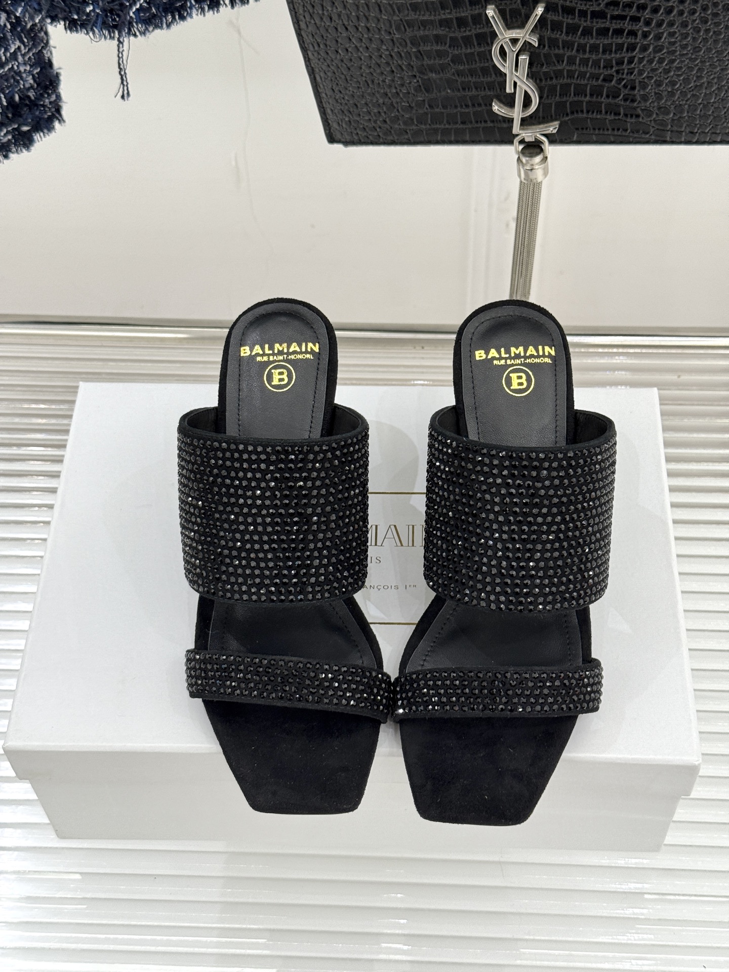 Balmain｜巴尔曼经典水钻坡跟高跟拖鞋以水钻为序 写就夏日奢雅。每颗水钻手工嵌缀牢固夺目极简廓形糅合