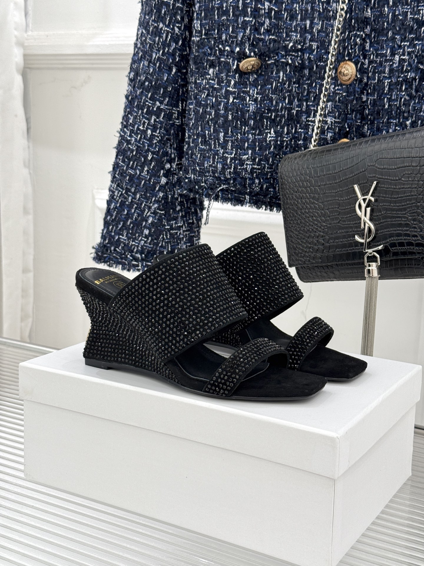 Balmain｜巴尔曼经典水钻坡跟高跟拖鞋以水钻为序 写就夏日奢雅。每颗水钻手工嵌缀牢固夺目极简廓形糅合