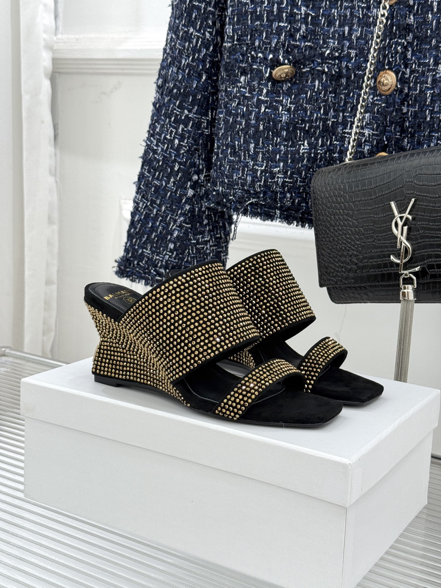 Balmain｜巴尔曼经典水钻坡跟高跟拖鞋以水钻为序 写就夏日奢雅。每颗水钻手工嵌缀牢固夺目极简廓形糅合