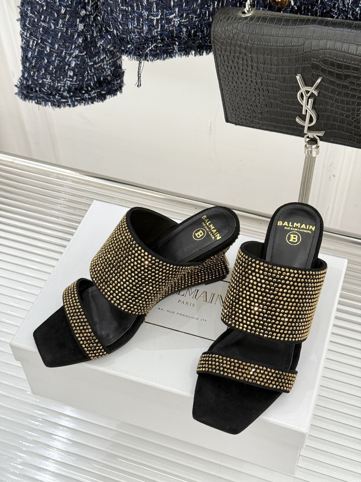 Balmain｜巴尔曼经典水钻坡跟高跟拖鞋以水钻为序 写就夏日奢雅。每颗水钻手工嵌缀牢固夺目极简廓形糅合