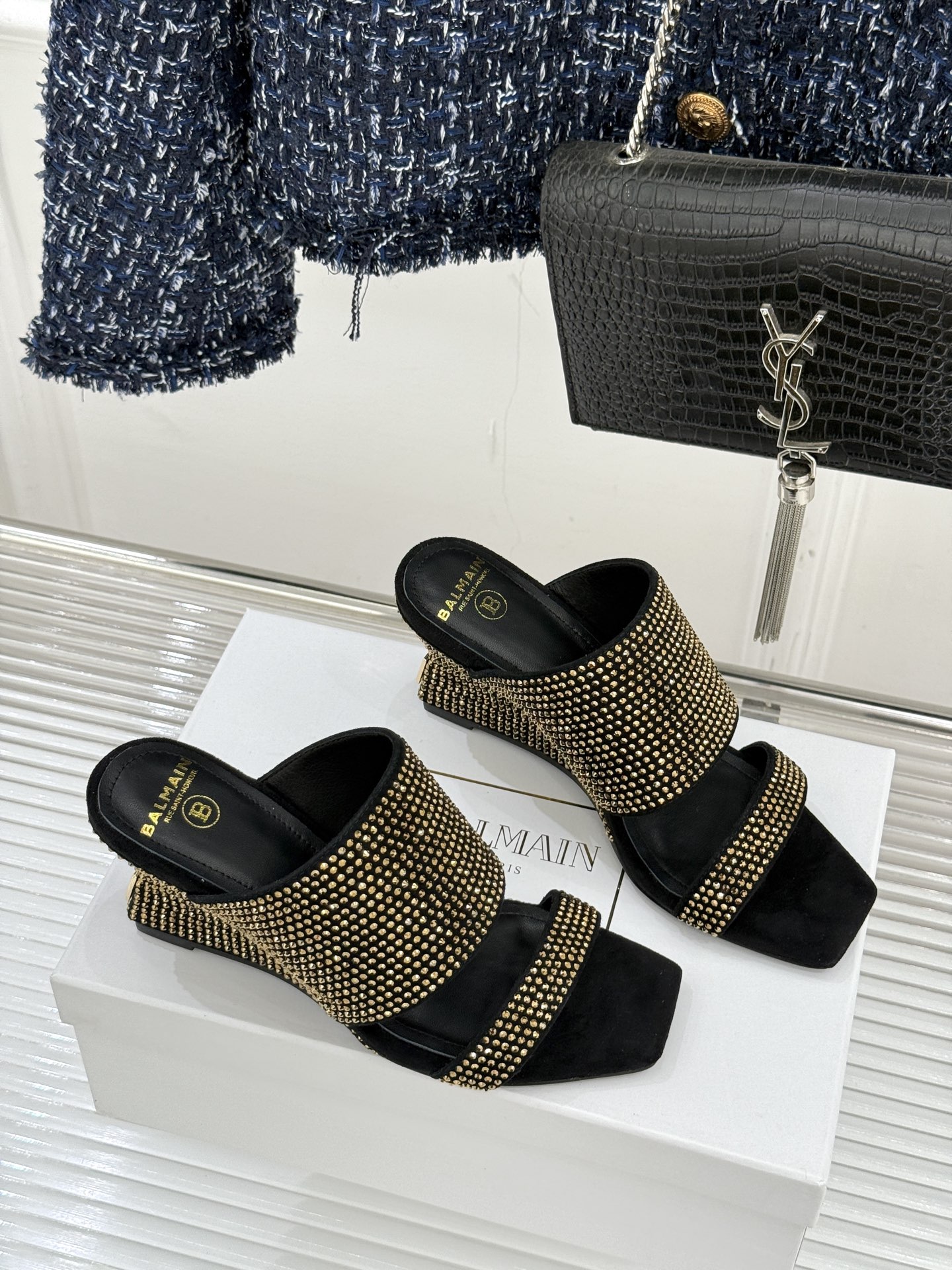 Balmain｜巴尔曼经典水钻坡跟高跟拖鞋以水钻为序 写就夏日奢雅。每颗水钻手工嵌缀牢固夺目极简廓形糅合