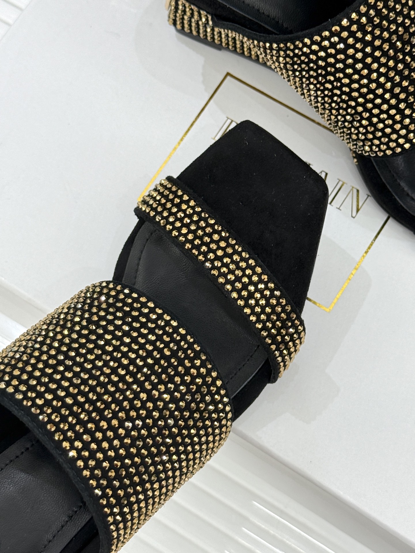 Balmain｜巴尔曼经典水钻坡跟高跟拖鞋以水钻为序 写就夏日奢雅。每颗水钻手工嵌缀牢固夺目极简廓形糅合