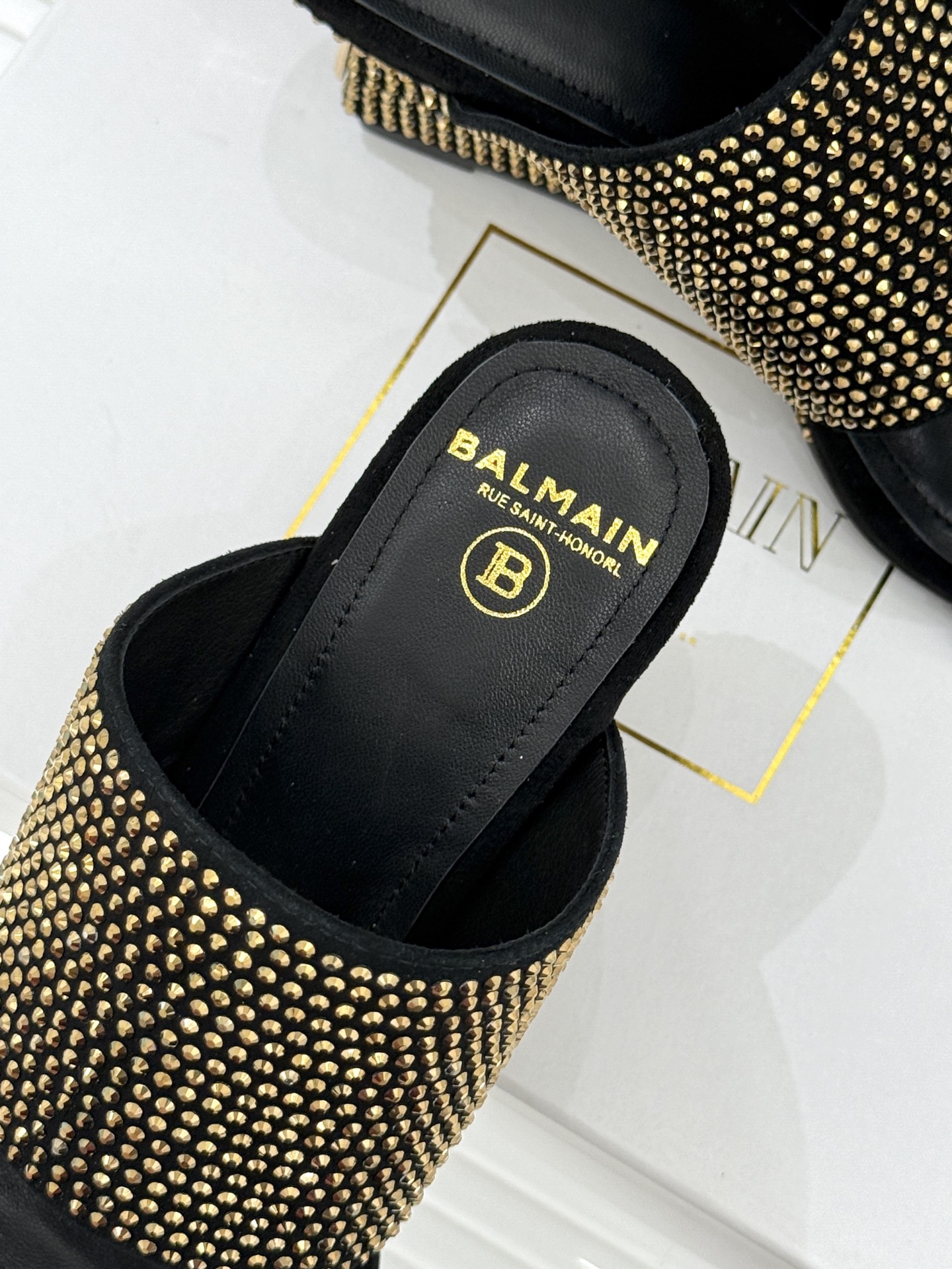 Balmain｜巴尔曼经典水钻坡跟高跟拖鞋以水钻为序 写就夏日奢雅。每颗水钻手工嵌缀牢固夺目极简廓形糅合