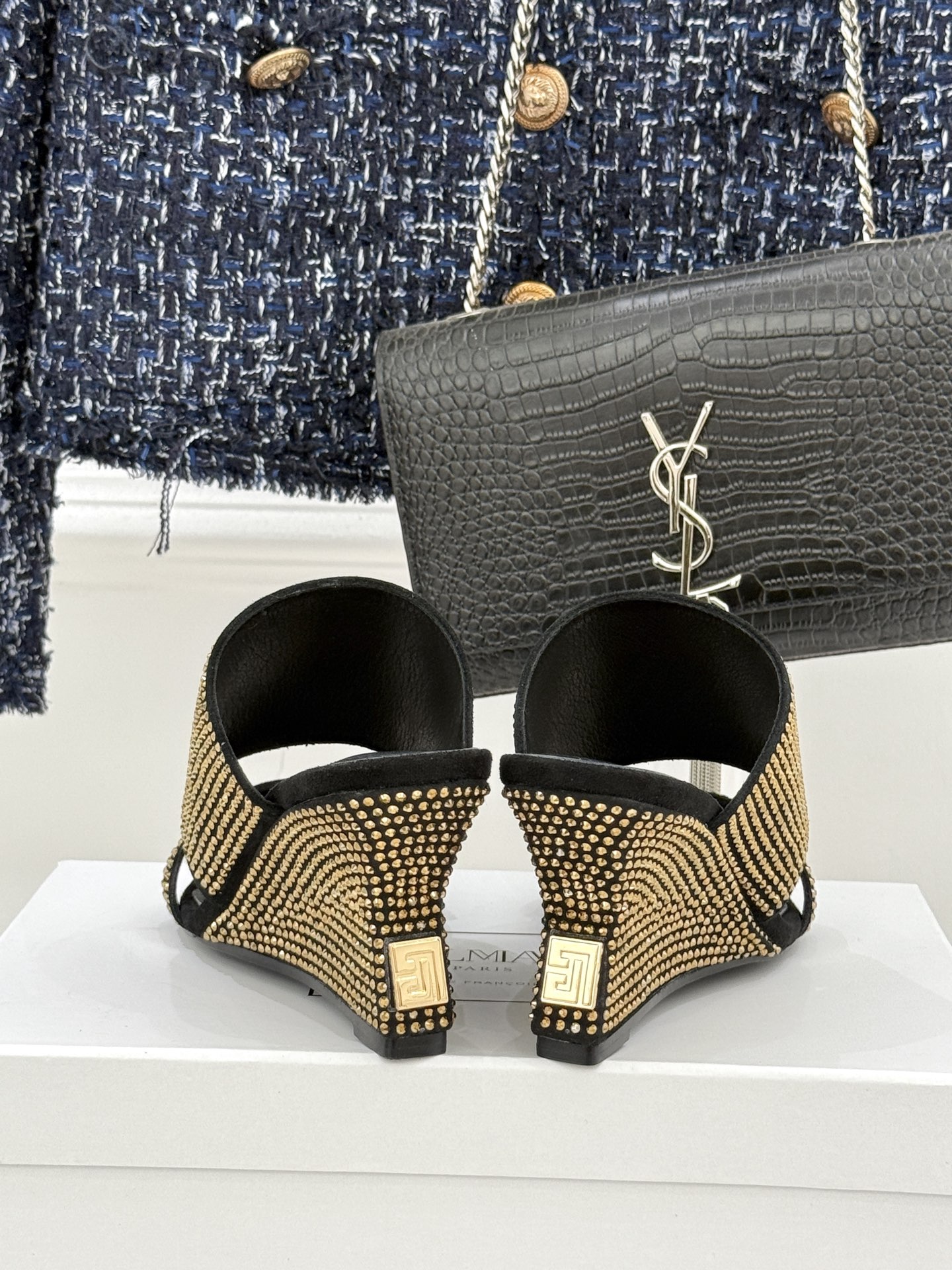 Balmain｜巴尔曼经典水钻坡跟高跟拖鞋以水钻为序 写就夏日奢雅。每颗水钻手工嵌缀牢固夺目极简廓形糅合