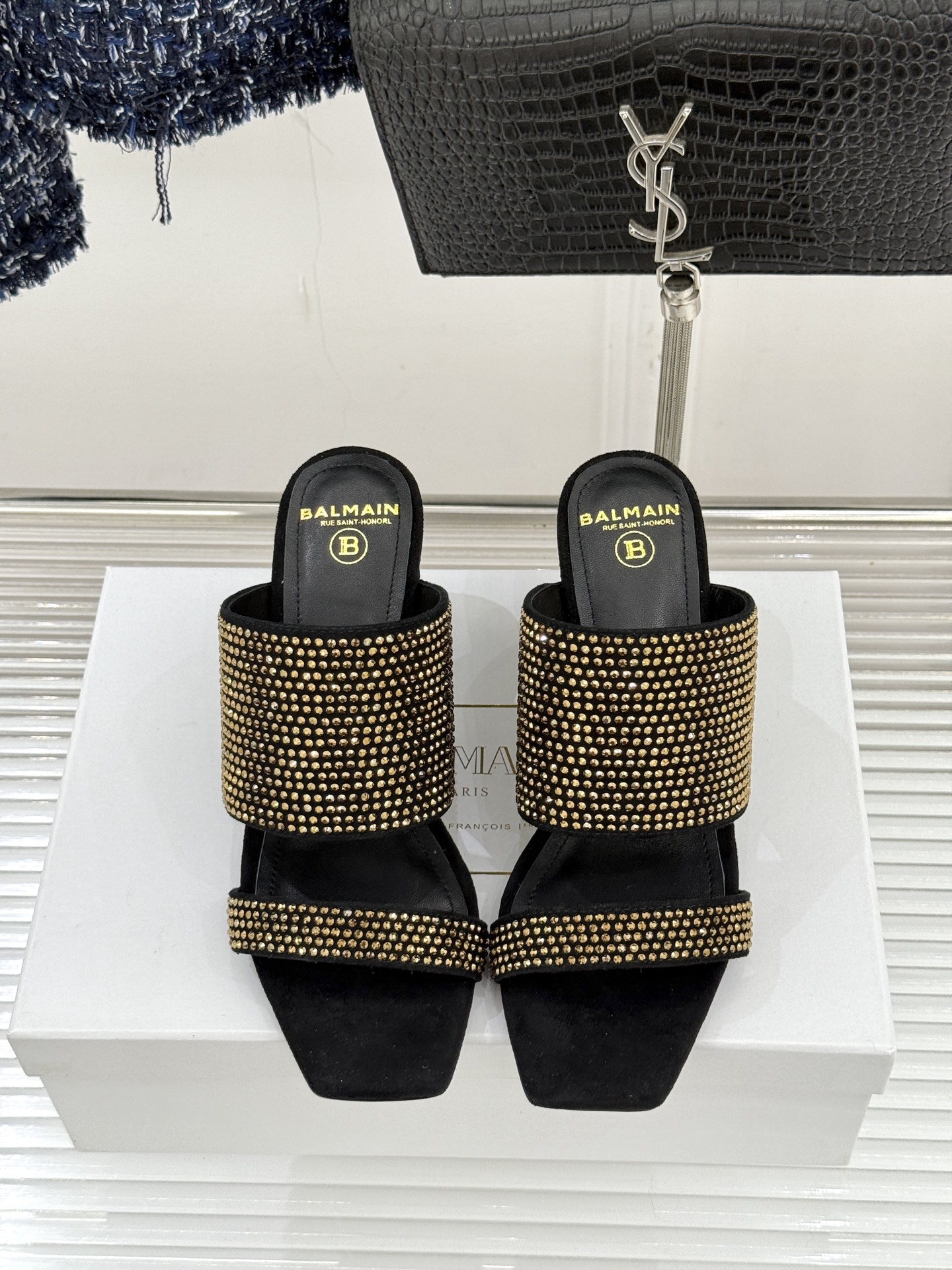 Balmain｜巴尔曼经典水钻坡跟高跟拖鞋以水钻为序 写就夏日奢雅。每颗水钻手工嵌缀牢固夺目极简廓形糅合
