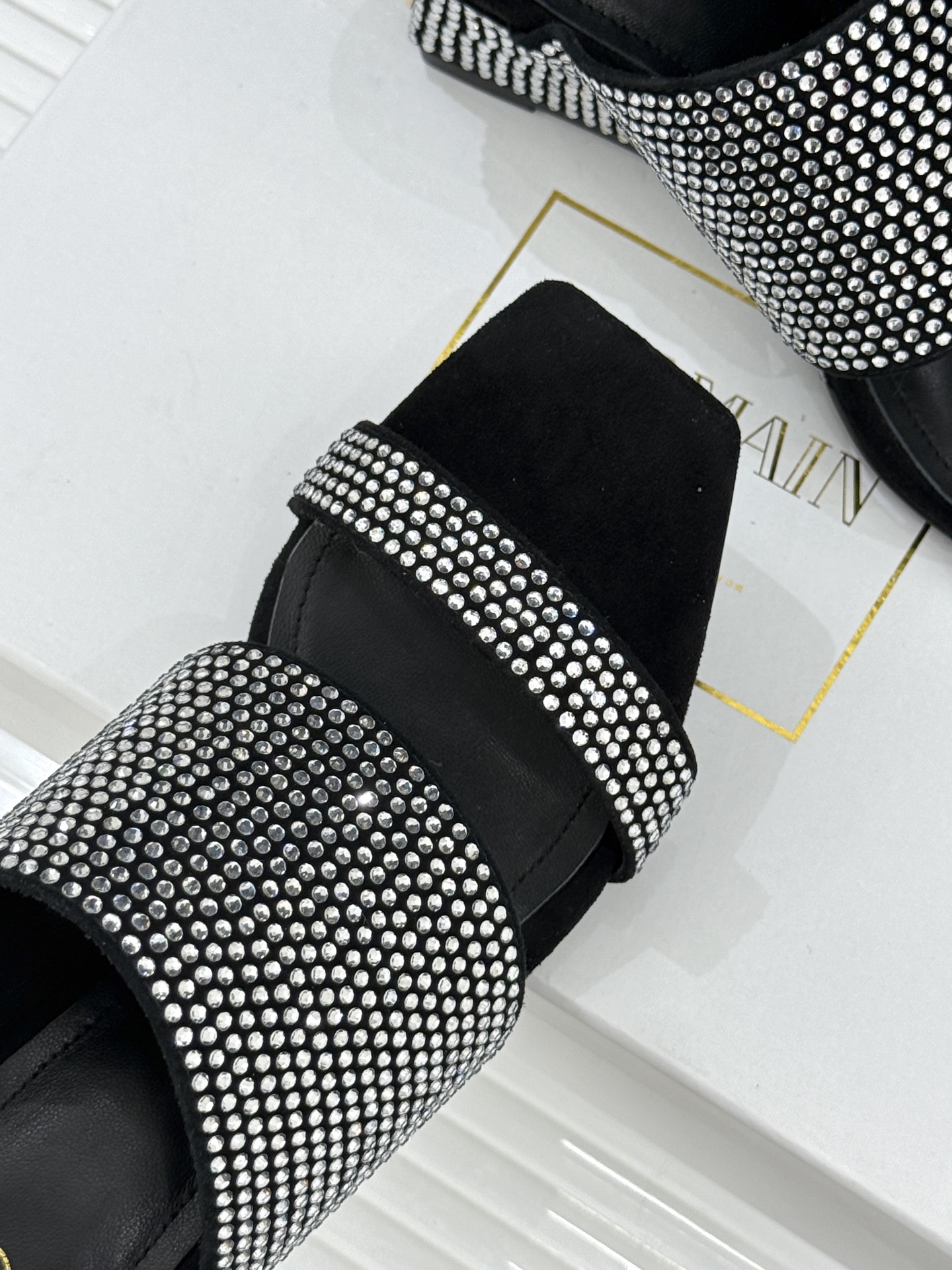 Balmain｜巴尔曼经典水钻坡跟高跟拖鞋以水钻为序 写就夏日奢雅。每颗水钻手工嵌缀牢固夺目极简廓形糅合