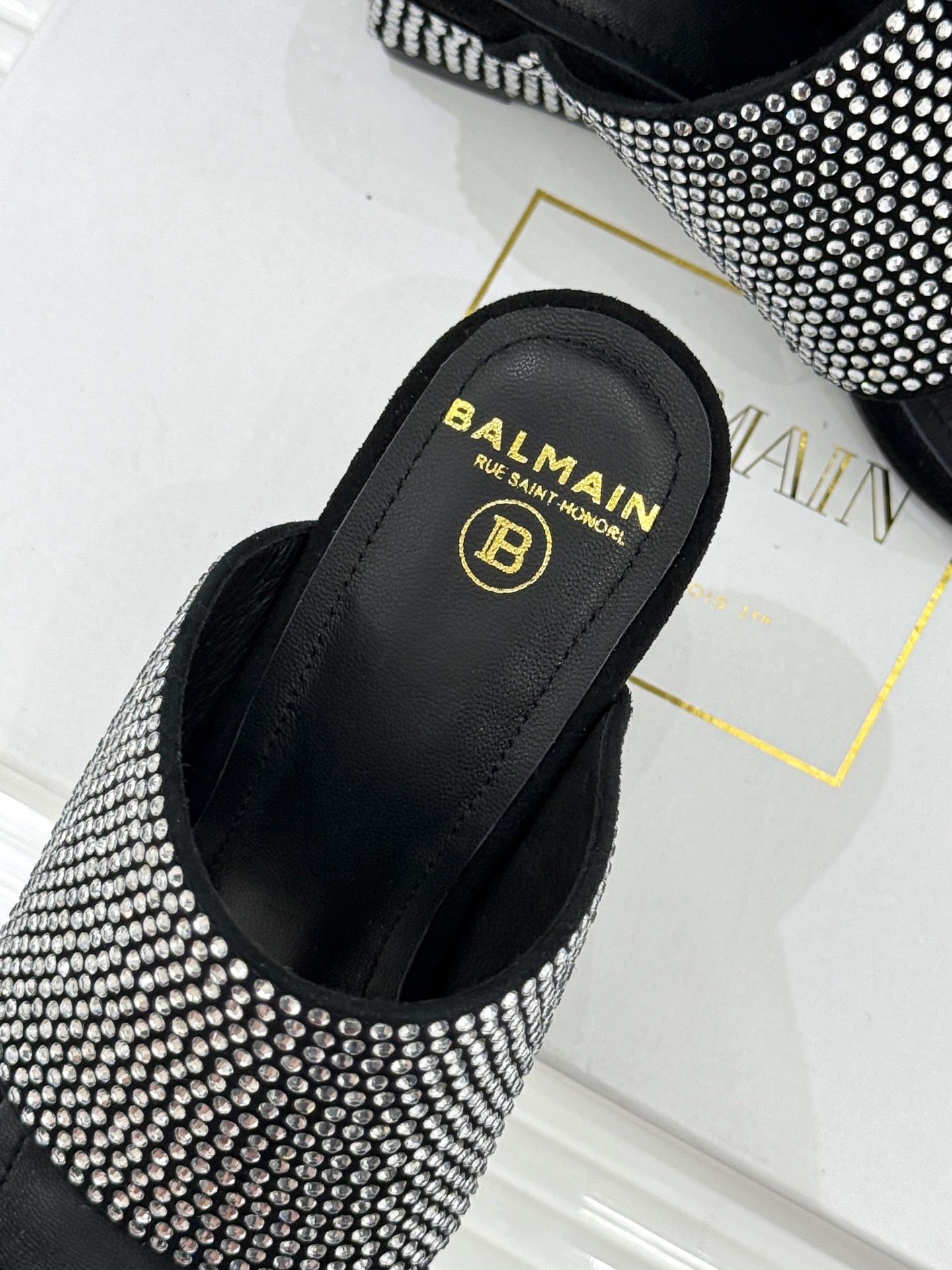 Balmain｜巴尔曼经典水钻坡跟高跟拖鞋以水钻为序 写就夏日奢雅。每颗水钻手工嵌缀牢固夺目极简廓形糅合