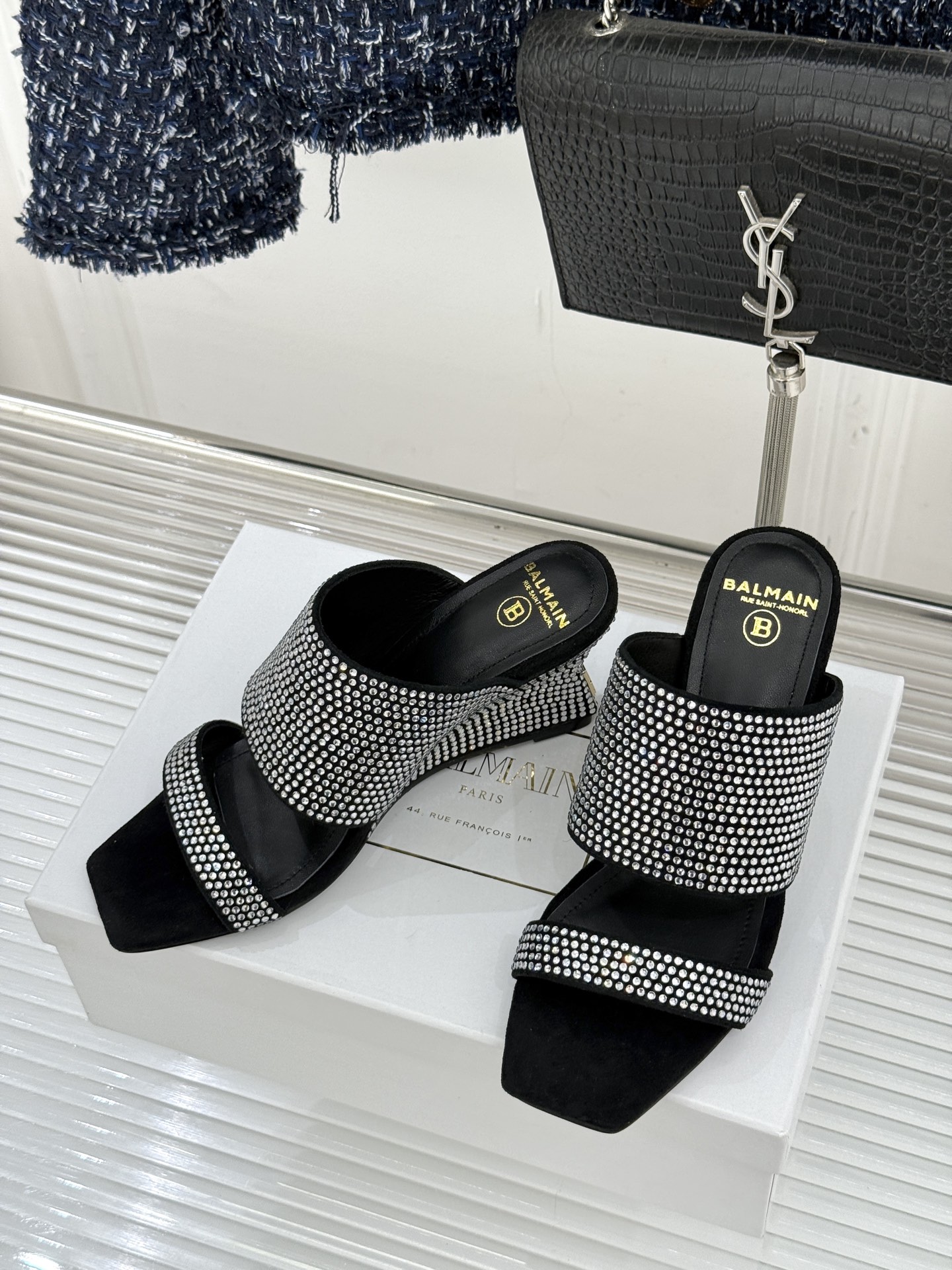 Balmain｜巴尔曼经典水钻坡跟高跟拖鞋以水钻为序 写就夏日奢雅。每颗水钻手工嵌缀牢固夺目极简廓形糅合