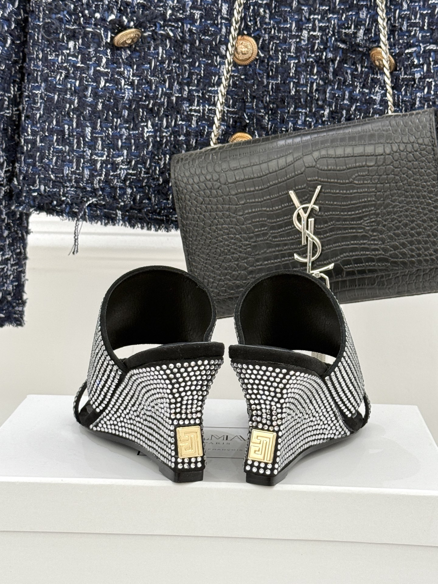 Balmain｜巴尔曼经典水钻坡跟高跟拖鞋以水钻为序 写就夏日奢雅。每颗水钻手工嵌缀牢固夺目极简廓形糅合