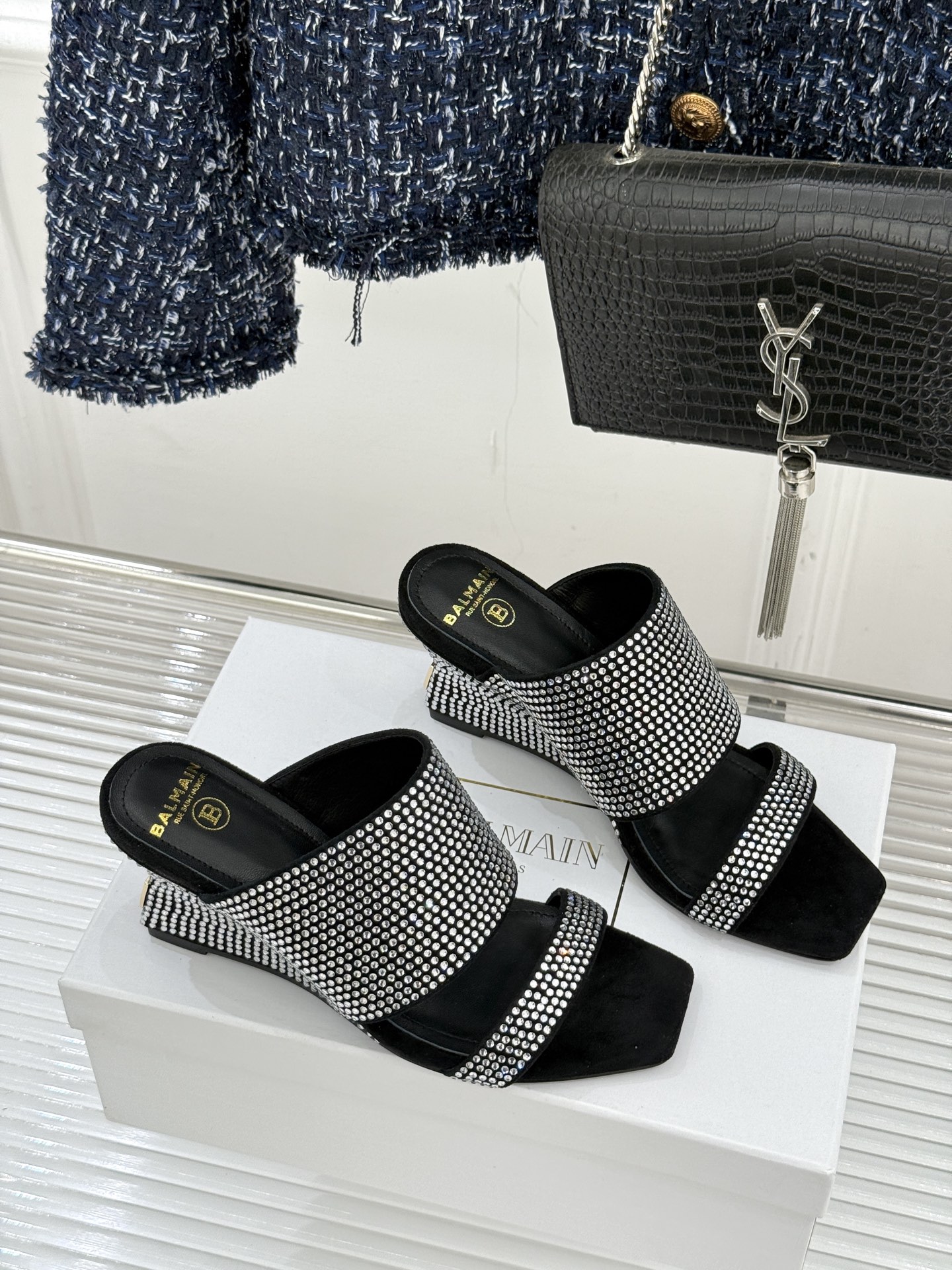 Balmain｜巴尔曼经典水钻坡跟高跟拖鞋以水钻为序 写就夏日奢雅。每颗水钻手工嵌缀牢固夺目极简廓形糅合