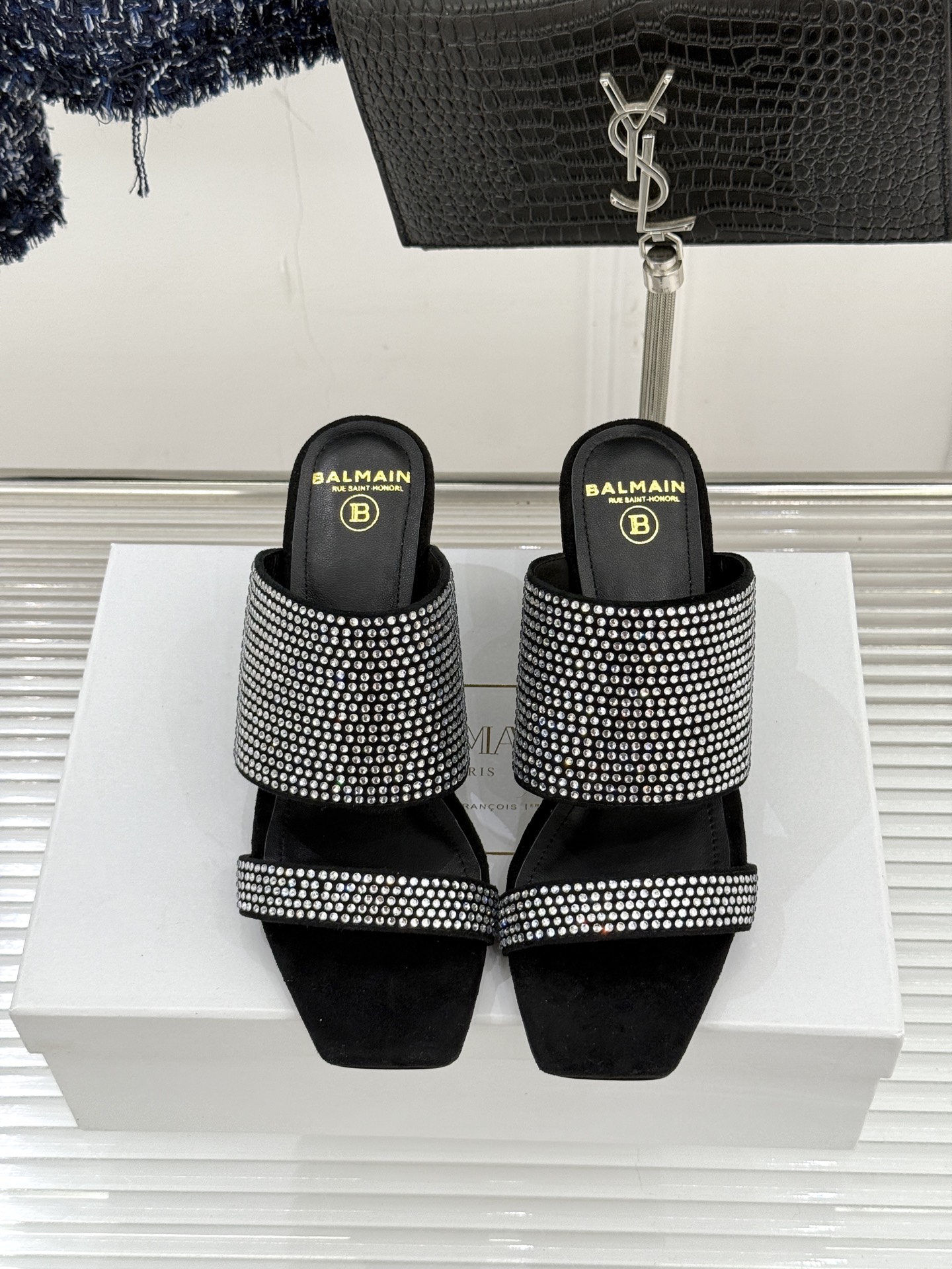 Balmain｜巴尔曼经典水钻坡跟高跟拖鞋以水钻为序 写就夏日奢雅。每颗水钻手工嵌缀牢固夺目极简廓形糅合