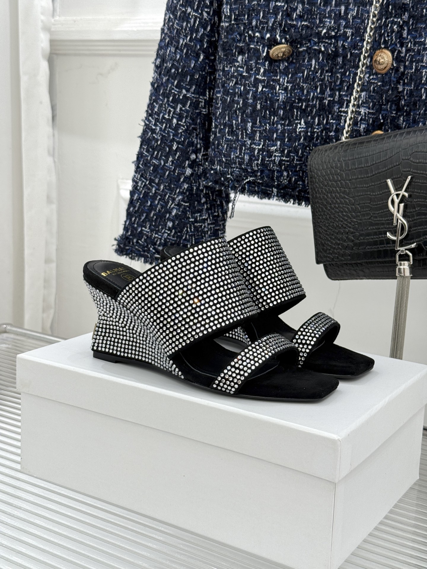 Balmain｜巴尔曼经典水钻坡跟高跟拖鞋以水钻为序 写就夏日奢雅。每颗水钻手工嵌缀牢固夺目极简廓形糅合