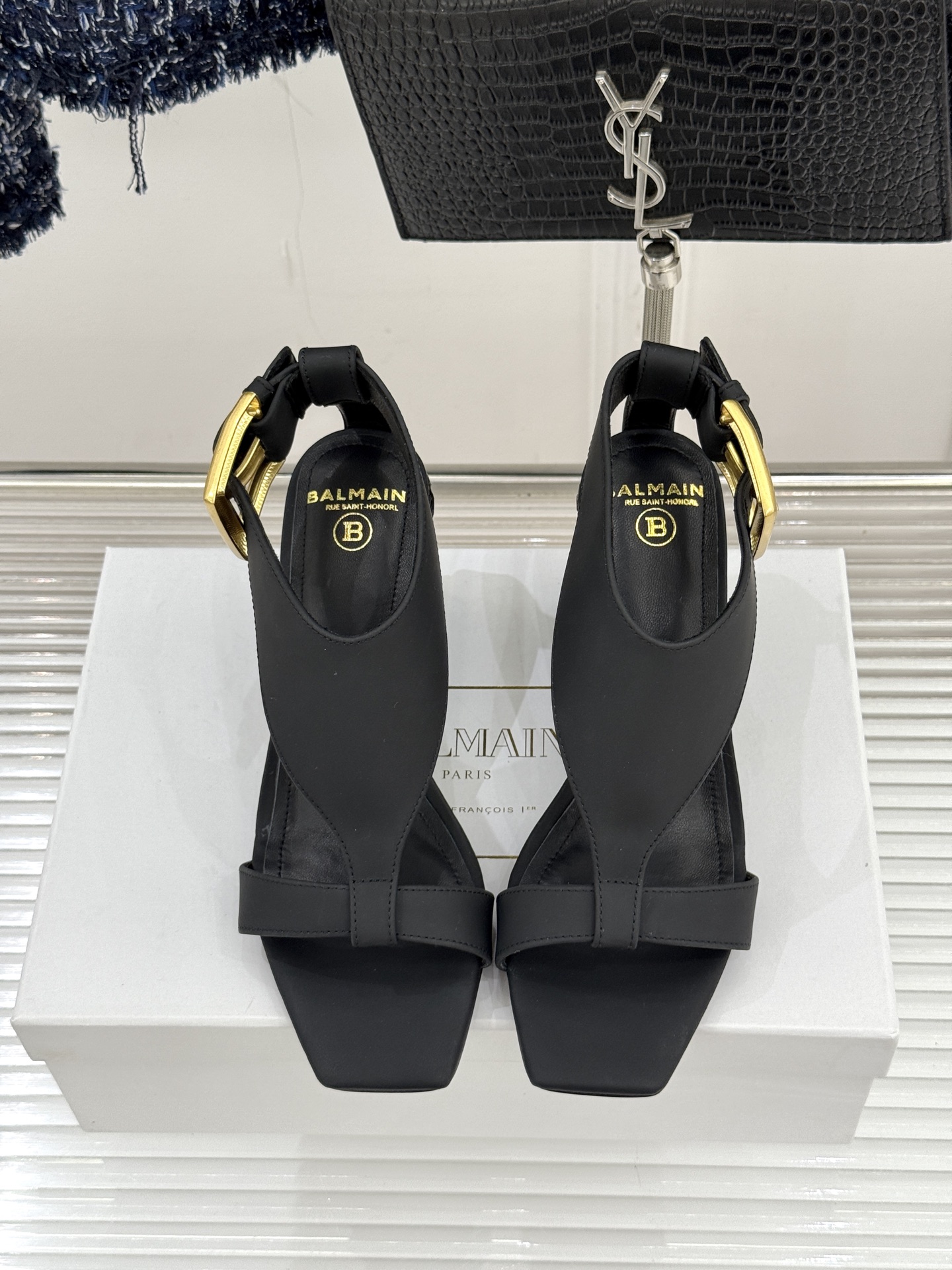 Balmain｜巴尔曼经典金属扣麻绳坡跟凉鞋从巴黎秀场到海边落日这双凉鞋承包夏日所有高光。麻绳肌理织就慵