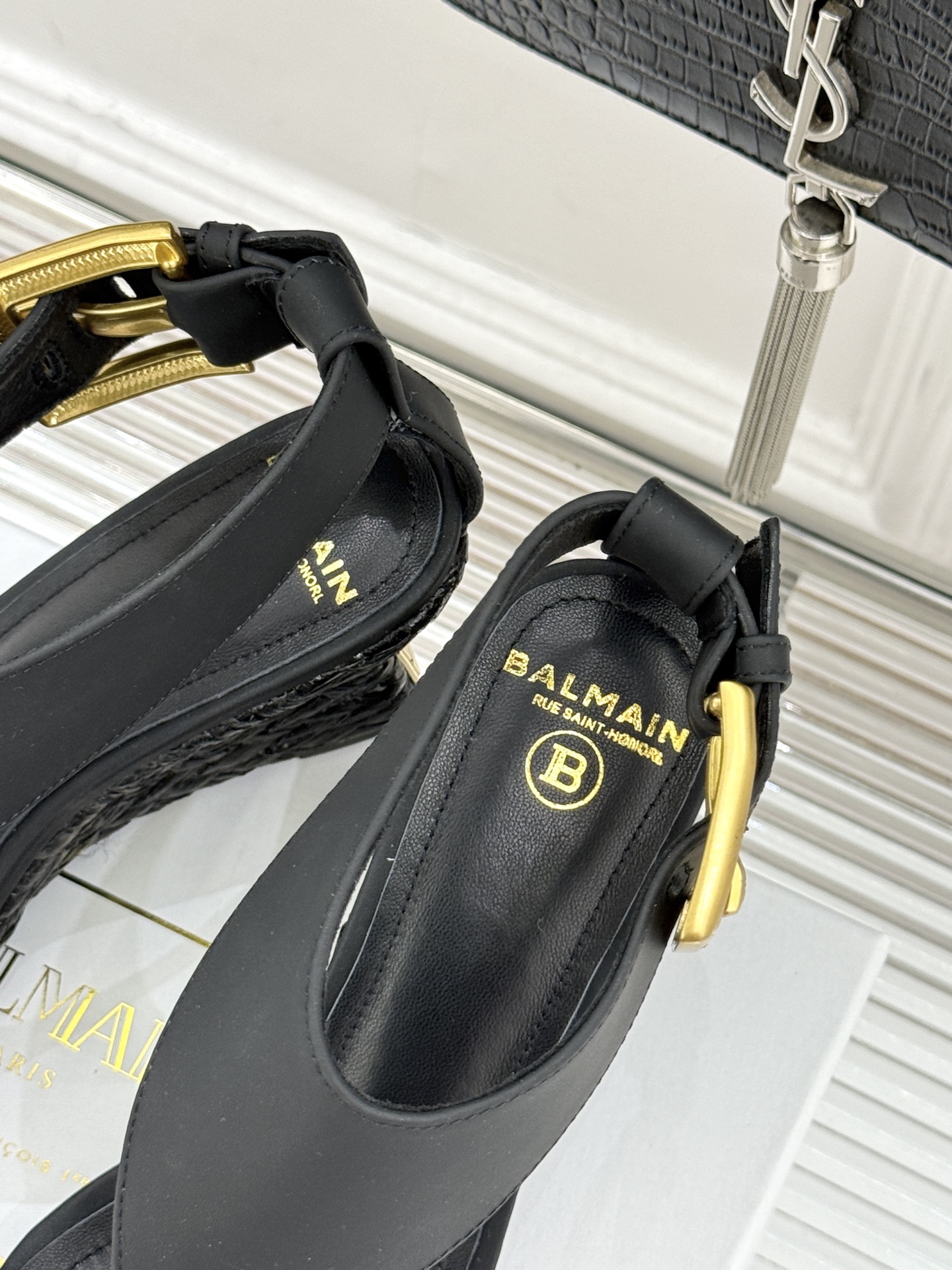 Balmain｜巴尔曼经典金属扣麻绳坡跟凉鞋从巴黎秀场到海边落日这双凉鞋承包夏日所有高光。麻绳肌理织就慵