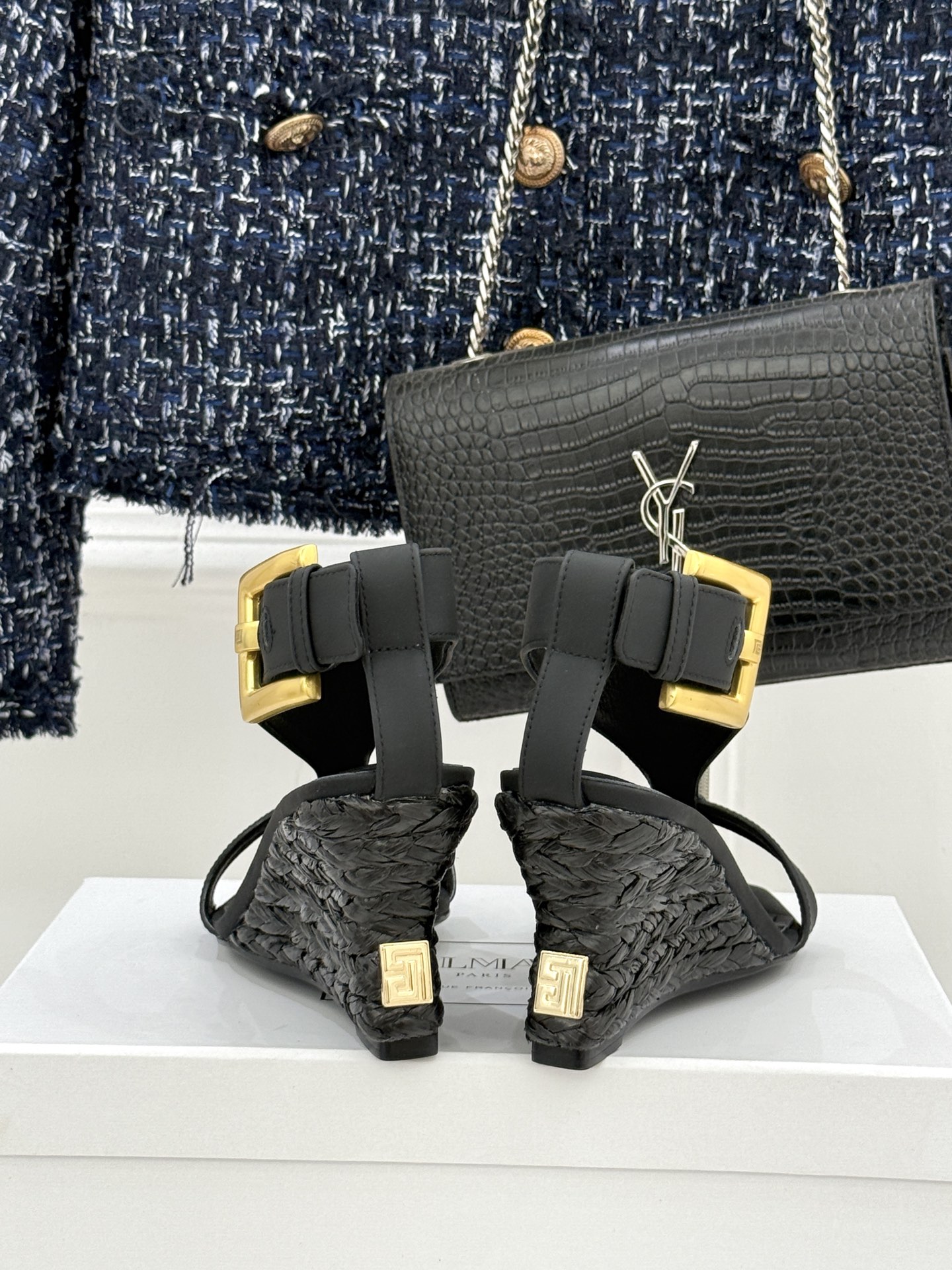 Balmain｜巴尔曼经典金属扣麻绳坡跟凉鞋从巴黎秀场到海边落日这双凉鞋承包夏日所有高光。麻绳肌理织就慵