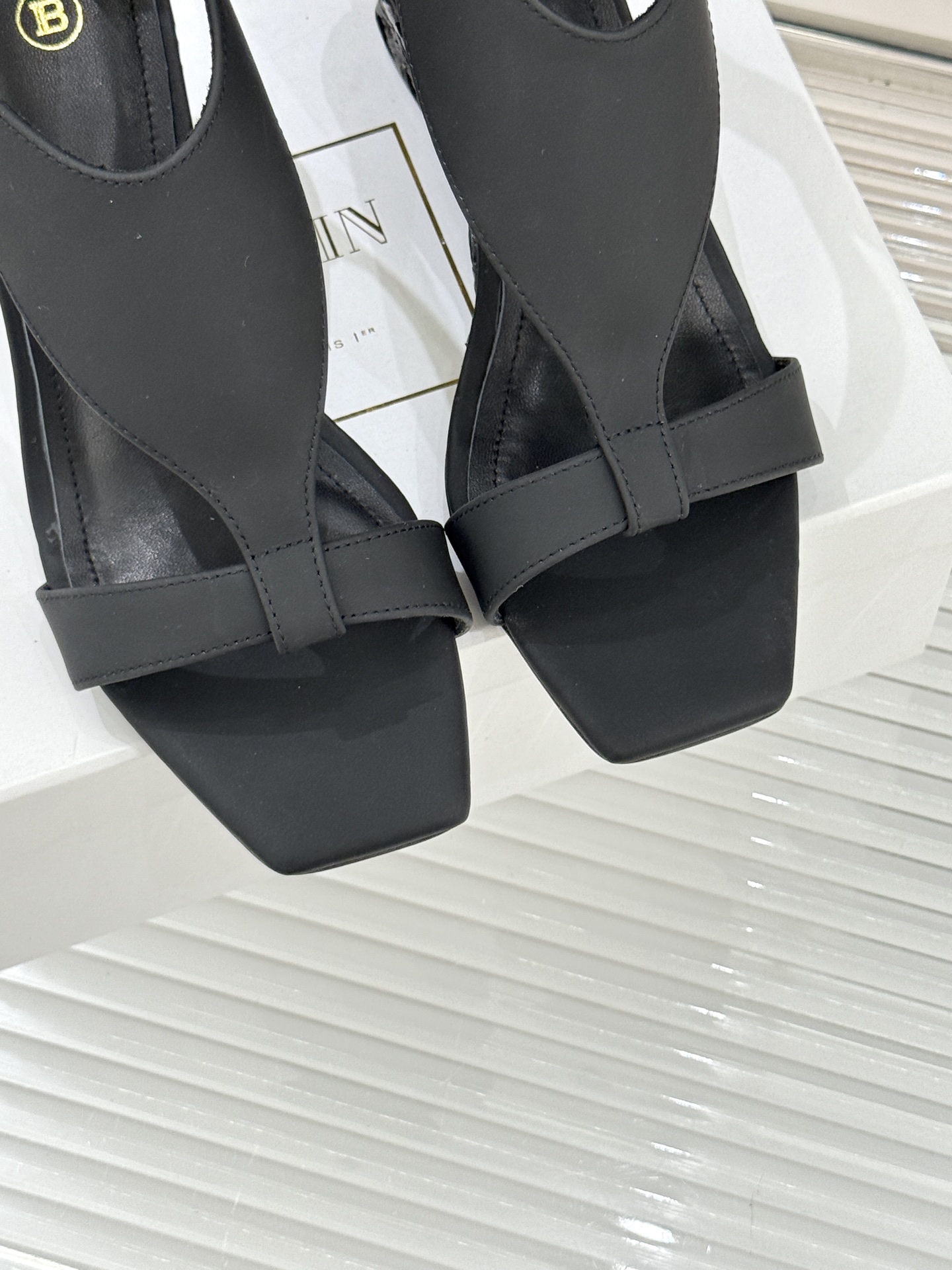 Balmain｜巴尔曼经典金属扣麻绳坡跟凉鞋从巴黎秀场到海边落日这双凉鞋承包夏日所有高光。麻绳肌理织就慵