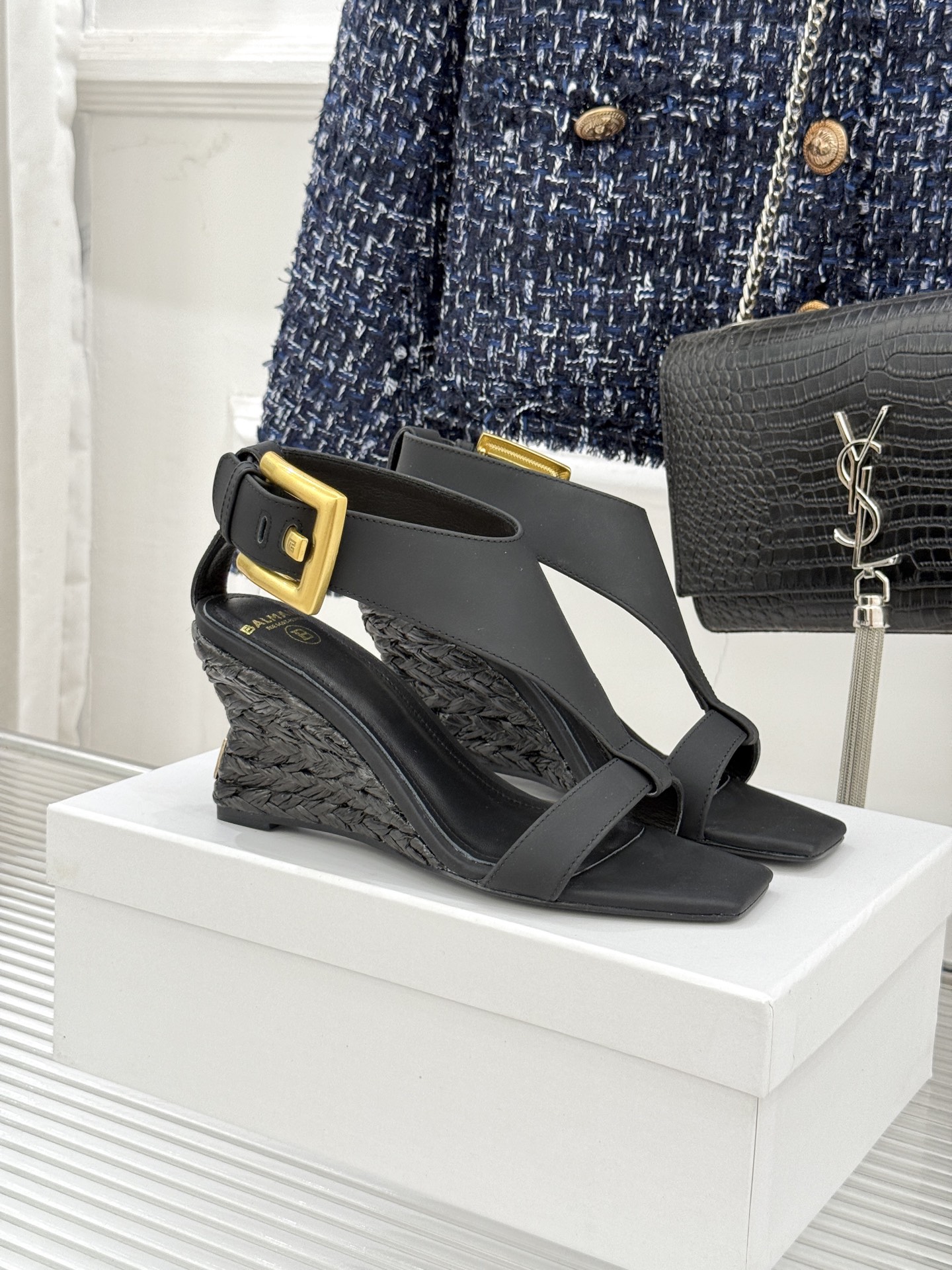 Balmain｜巴尔曼经典金属扣麻绳坡跟凉鞋从巴黎秀场到海边落日这双凉鞋承包夏日所有高光。麻绳肌理织就慵