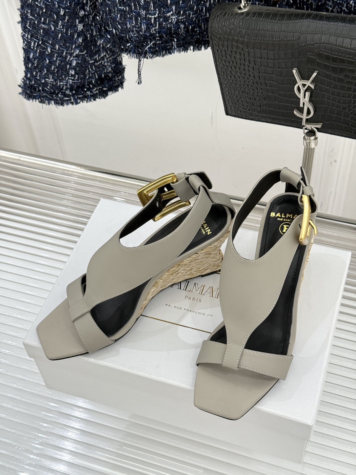 Balmain｜巴尔曼经典金属扣麻绳坡跟凉鞋从巴黎秀场到海边落日这双凉鞋承包夏日所有高光。麻绳肌理织就慵