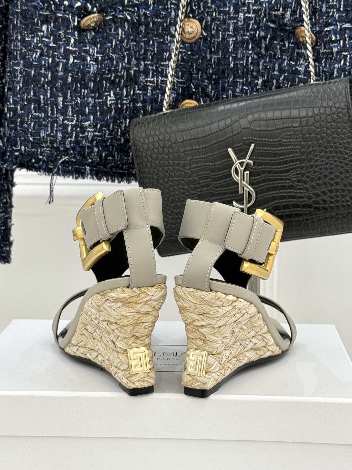 Balmain｜巴尔曼经典金属扣麻绳坡跟凉鞋从巴黎秀场到海边落日这双凉鞋承包夏日所有高光。麻绳肌理织就慵