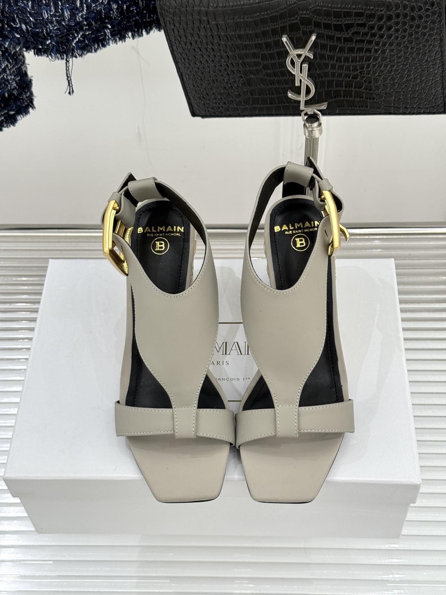 Balmain｜巴尔曼经典金属扣麻绳坡跟凉鞋从巴黎秀场到海边落日这双凉鞋承包夏日所有高光。麻绳肌理织就慵