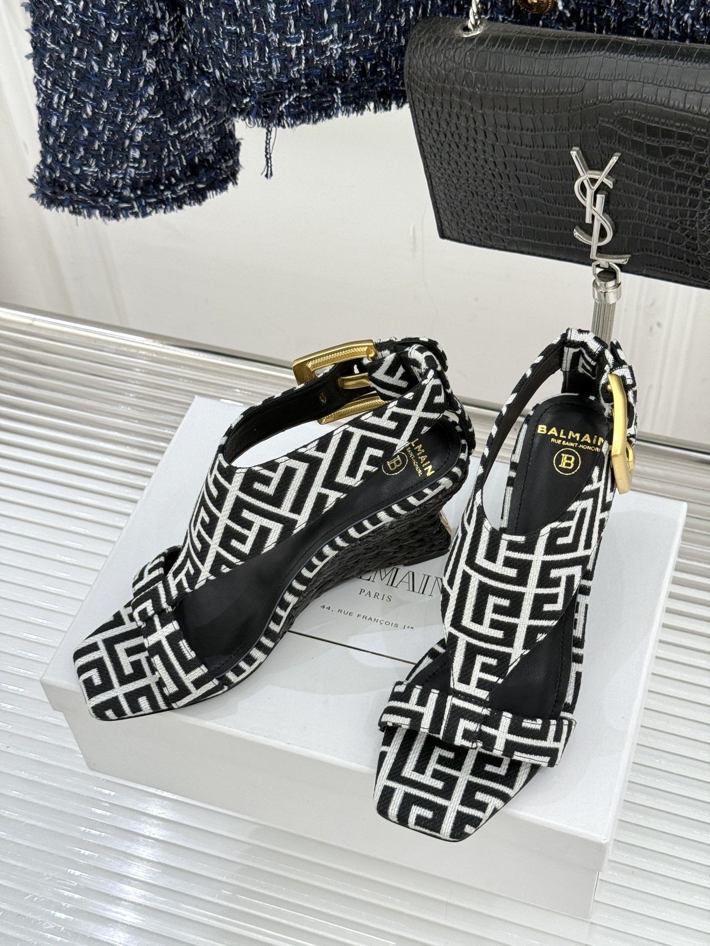 Balmain｜巴尔曼经典金属扣麻绳坡跟凉鞋从巴黎秀场到海边落日这双凉鞋承包夏日所有高光。麻绳肌理织就慵