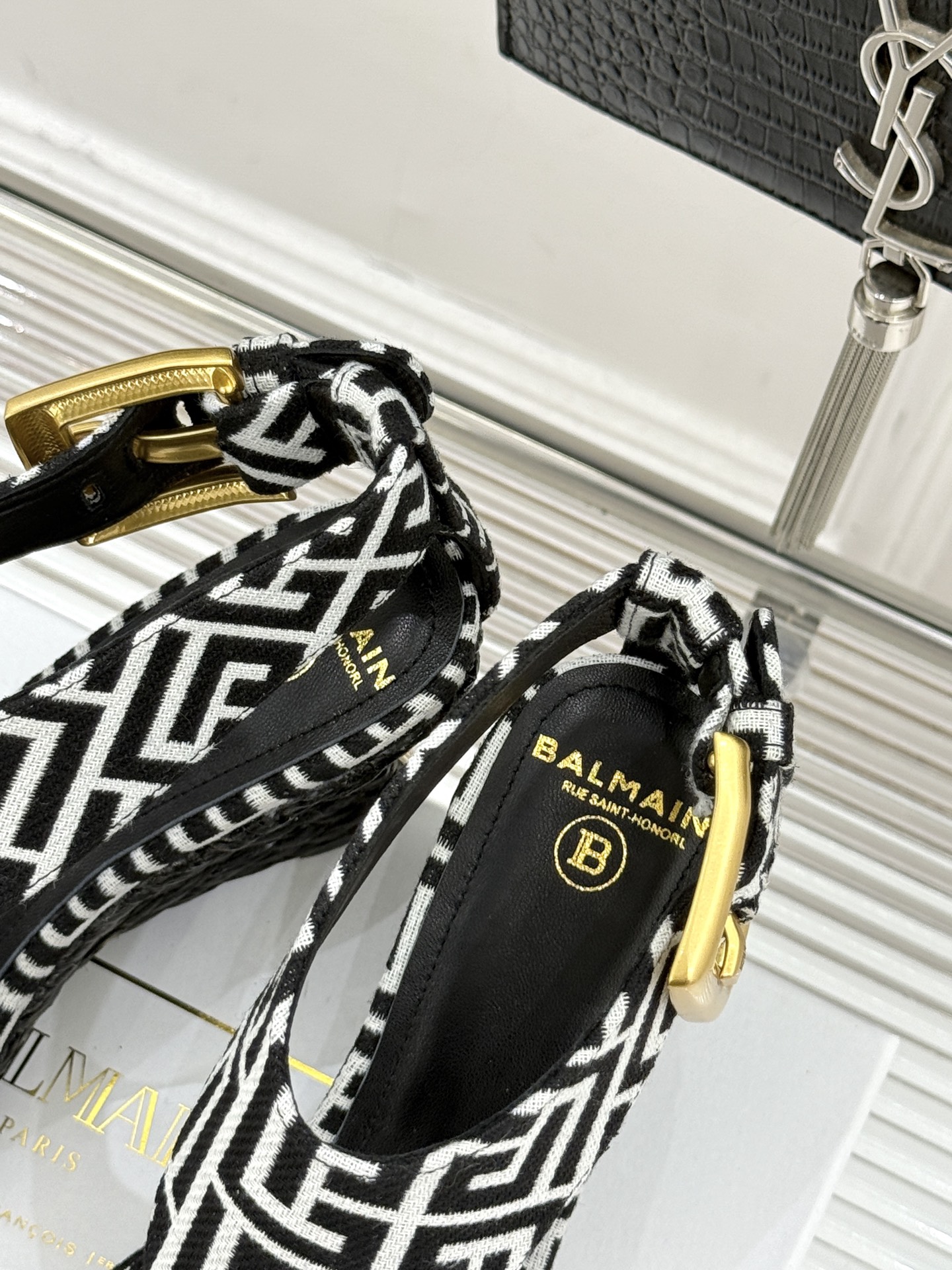 Balmain｜巴尔曼经典金属扣麻绳坡跟凉鞋从巴黎秀场到海边落日这双凉鞋承包夏日所有高光。麻绳肌理织就慵