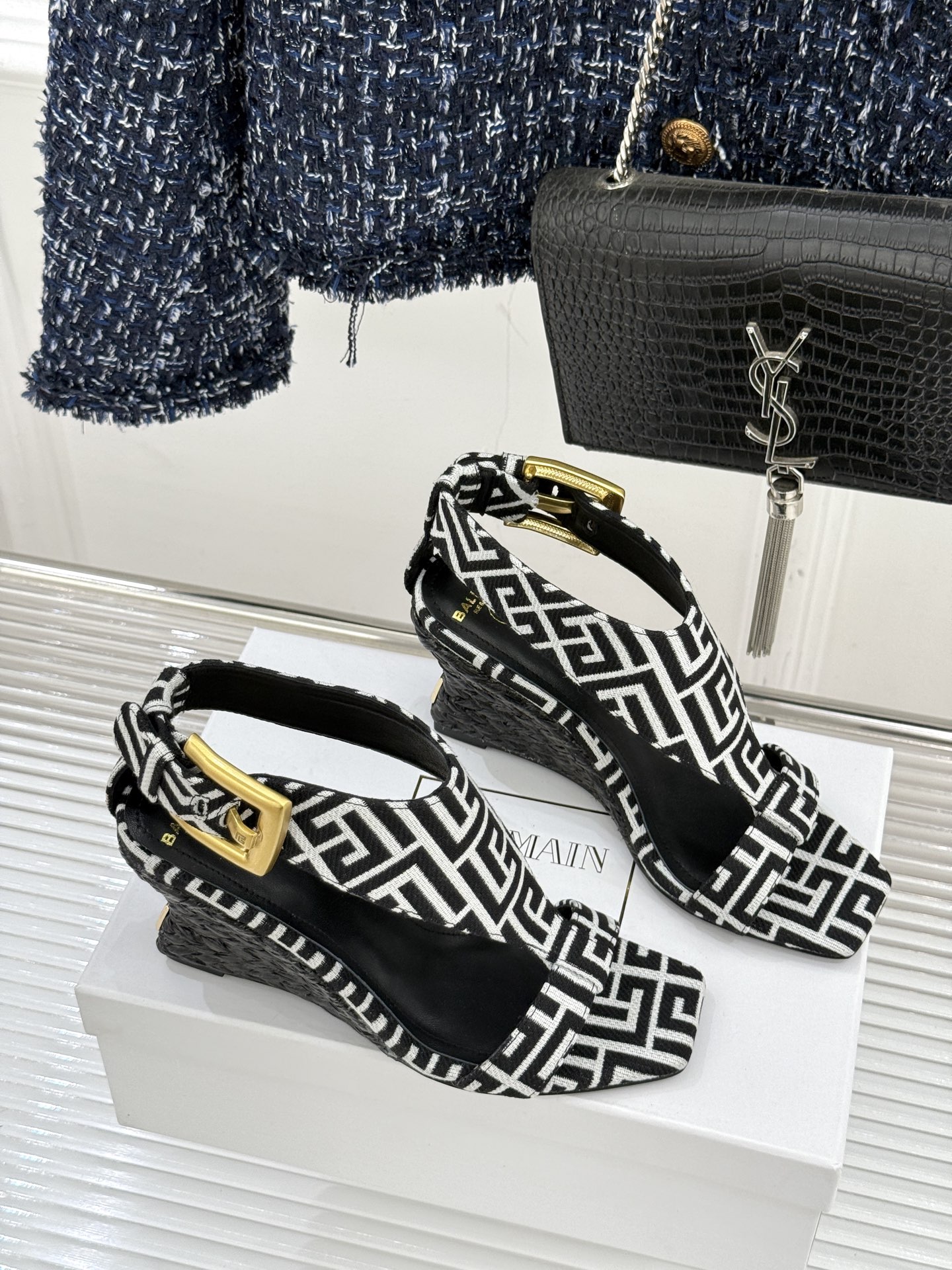 Balmain｜巴尔曼经典金属扣麻绳坡跟凉鞋从巴黎秀场到海边落日这双凉鞋承包夏日所有高光。麻绳肌理织就慵