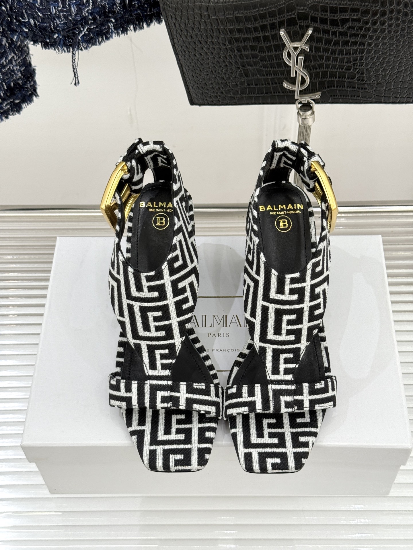 Balmain｜巴尔曼经典金属扣麻绳坡跟凉鞋从巴黎秀场到海边落日这双凉鞋承包夏日所有高光。麻绳肌理织就慵