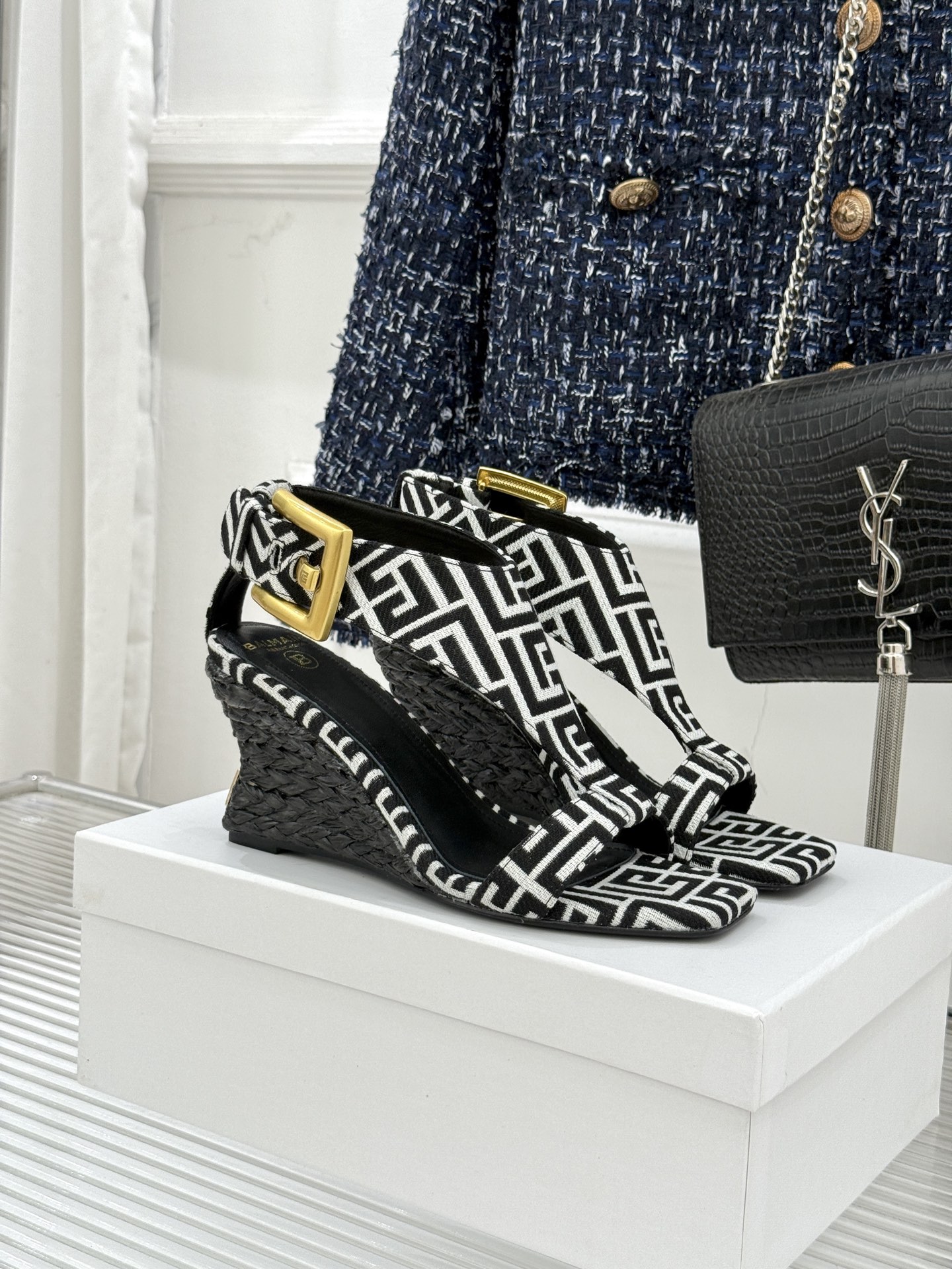 NO:707231,Balmain｜Balmain's classic metal buckle hemp rope wedge sandals From the Paris show to the sunset at the beach, these sandals capture all the highlights of summer. The hemp rope texture creates a lazy holiday feel. The metal buckle has its own luxury brand edge. The golden proportion of the wedge heel elongates the leg line. It can be easily switched between commuting and banquets. The toes show Balmain style sophistication. Paired with a floral skirt, you will look like a seaside goddess. Paired with jeans, you will be a street trend. It has to be the C position for summer wear.  The fabric is made of original custom-made material. The lining is made of sheepskin. Italian imported genuine leather outsole size 35-39 (customized 40/41), high heels and sandals, balmain, balmain, sandals, high heels, skirts, jeans, sheepskin, gold, Leather soles19860909Balmain｜巴尔曼经典金属扣麻绳 坡跟凉鞋 从巴黎秀场到海边落日 这双凉鞋承包夏日所有高光. 麻绳肌理织就慵懒度假感 金属扣自带奢牌锋芒 坡跟黄金比例拉长腿线条 通勤赴宴切换自如 足尖尽展巴尔曼式精致. 配碎花裙是海边女神 搭牛仔裤是街头潮人 夏日穿搭C位非它莫属. 面料采用原版定制材质 内里踮脚均为羊皮 意大利进口真皮大底 size35-39（40/41定制）,高跟鞋凉鞋,balmain,balmain,sandals,high heels,skirts,jeans,sheepskin,gold,Leather soles,Women's Shoes