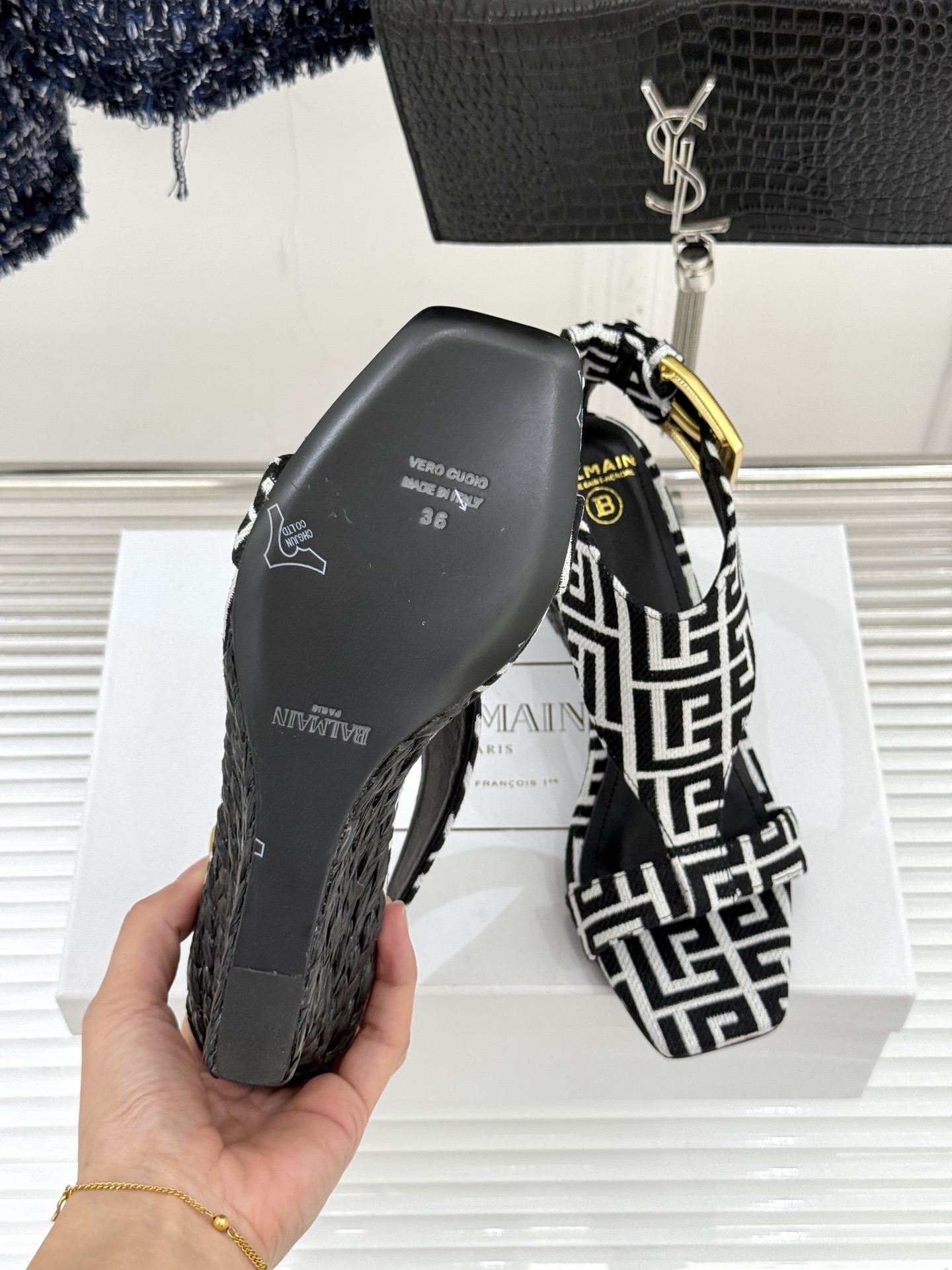 Balmain｜巴尔曼经典金属扣麻绳坡跟凉鞋从巴黎秀场到海边落日这双凉鞋承包夏日所有高光。麻绳肌理织就慵