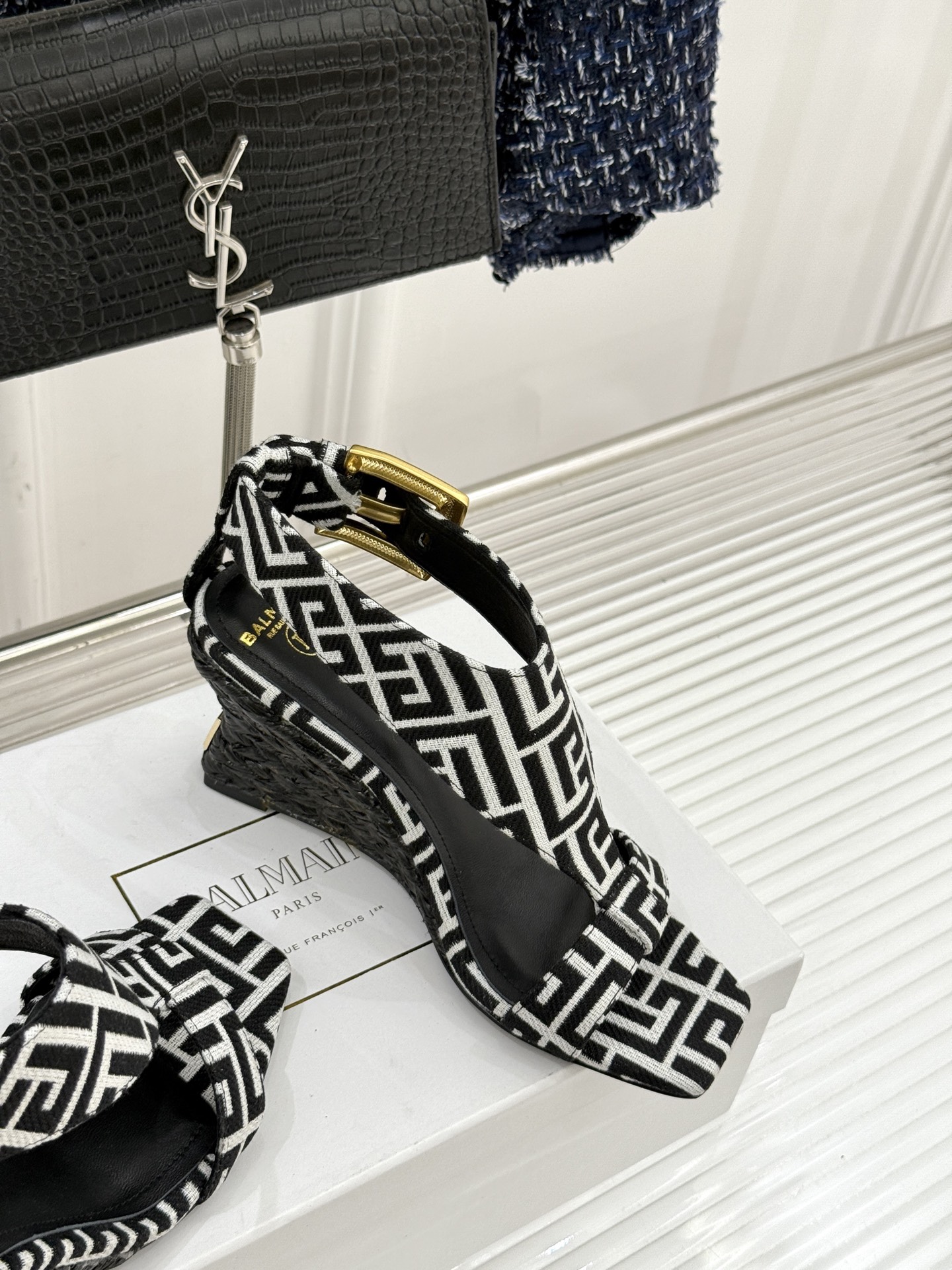 Balmain｜巴尔曼经典金属扣麻绳坡跟凉鞋从巴黎秀场到海边落日这双凉鞋承包夏日所有高光。麻绳肌理织就慵