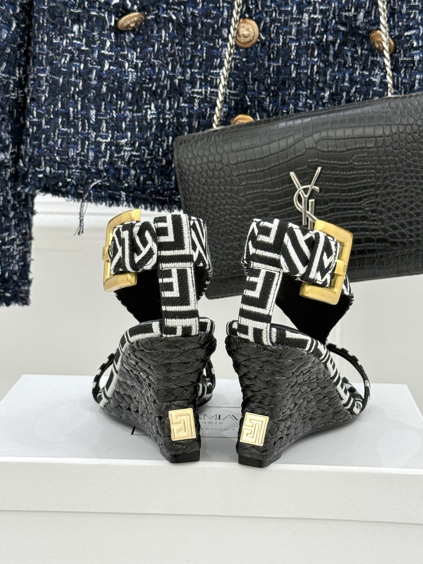 Balmain｜巴尔曼经典金属扣麻绳坡跟凉鞋从巴黎秀场到海边落日这双凉鞋承包夏日所有高光。麻绳肌理织就慵