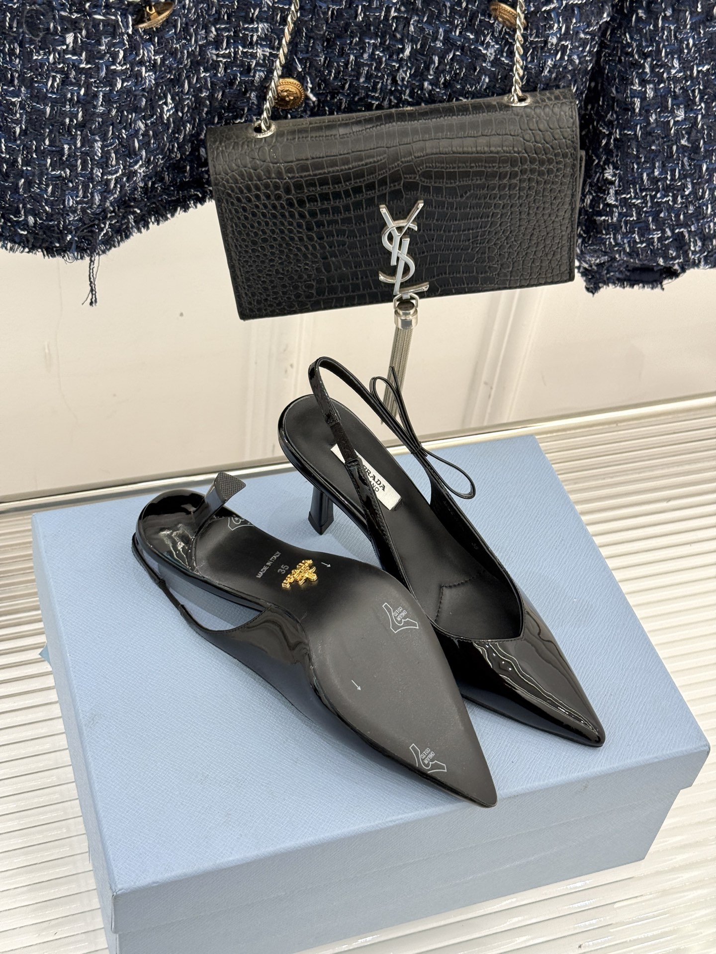 Prada/普拉达26WF早春新品尖头中空凉鞋高跟鞋当亮橙色秀场的阳光穿透钢窗这双走秀高跟鞋踏光而来以“