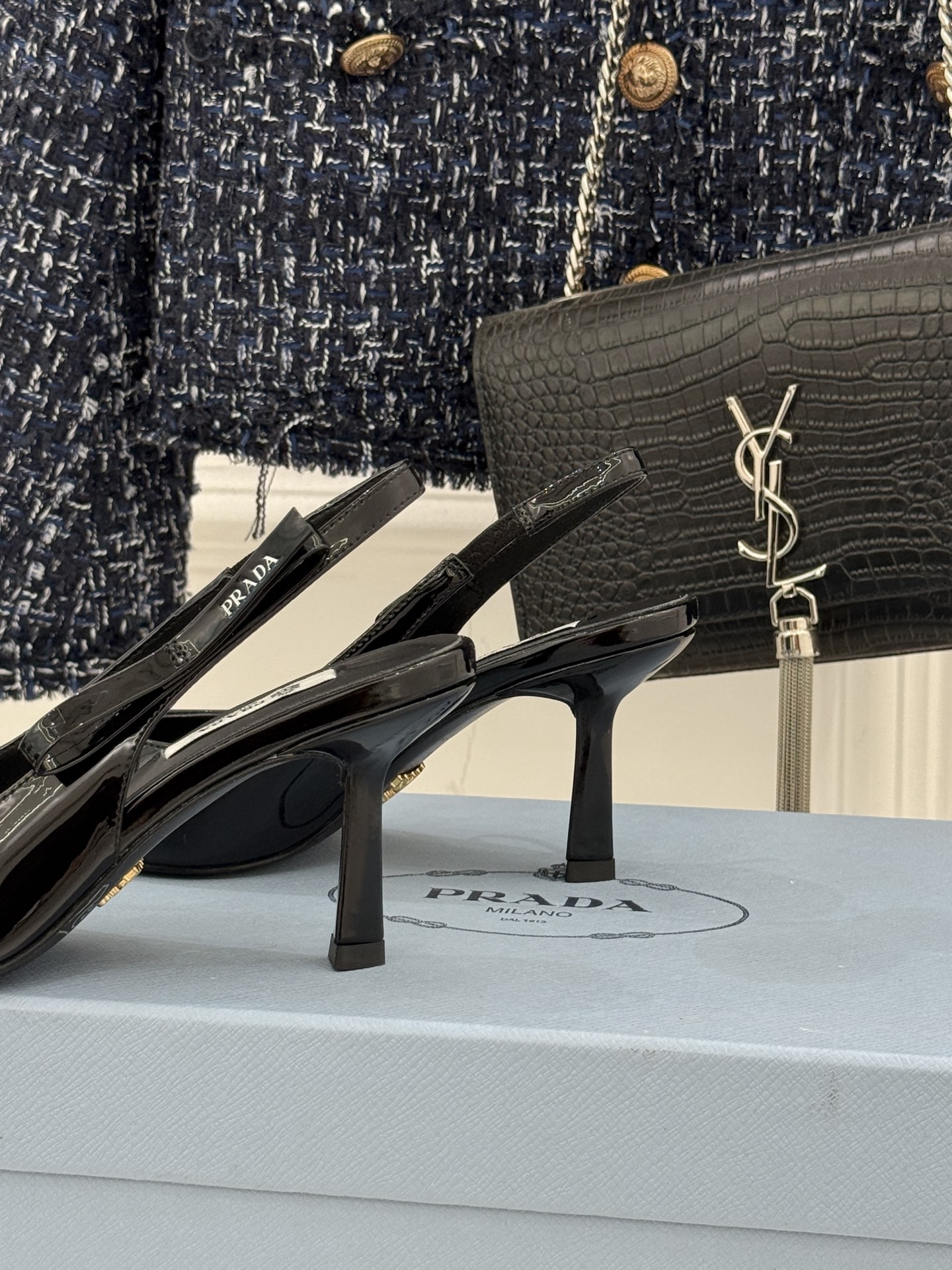 Prada/普拉达26WF早春新品尖头中空凉鞋高跟鞋当亮橙色秀场的阳光穿透钢窗这双走秀高跟鞋踏光而来以“